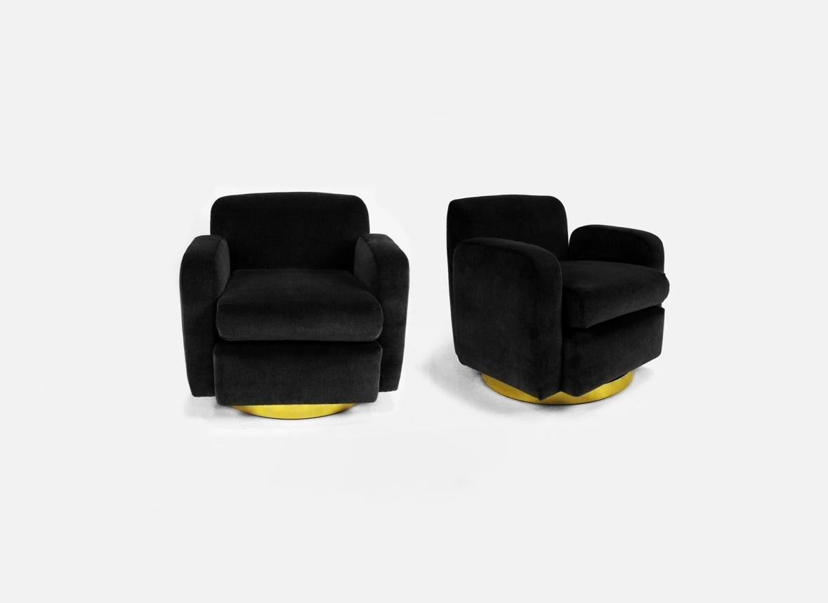 Le fauteuil club est populaire depuis les années 1930. Voici une paire de fauteuils pivotants sculpturaux réalisés par l'emblématique Milo Baughman pour Thayer iCon, vers les années 1960. Chef-d'œuvre moderniste qui allie un design classique à des