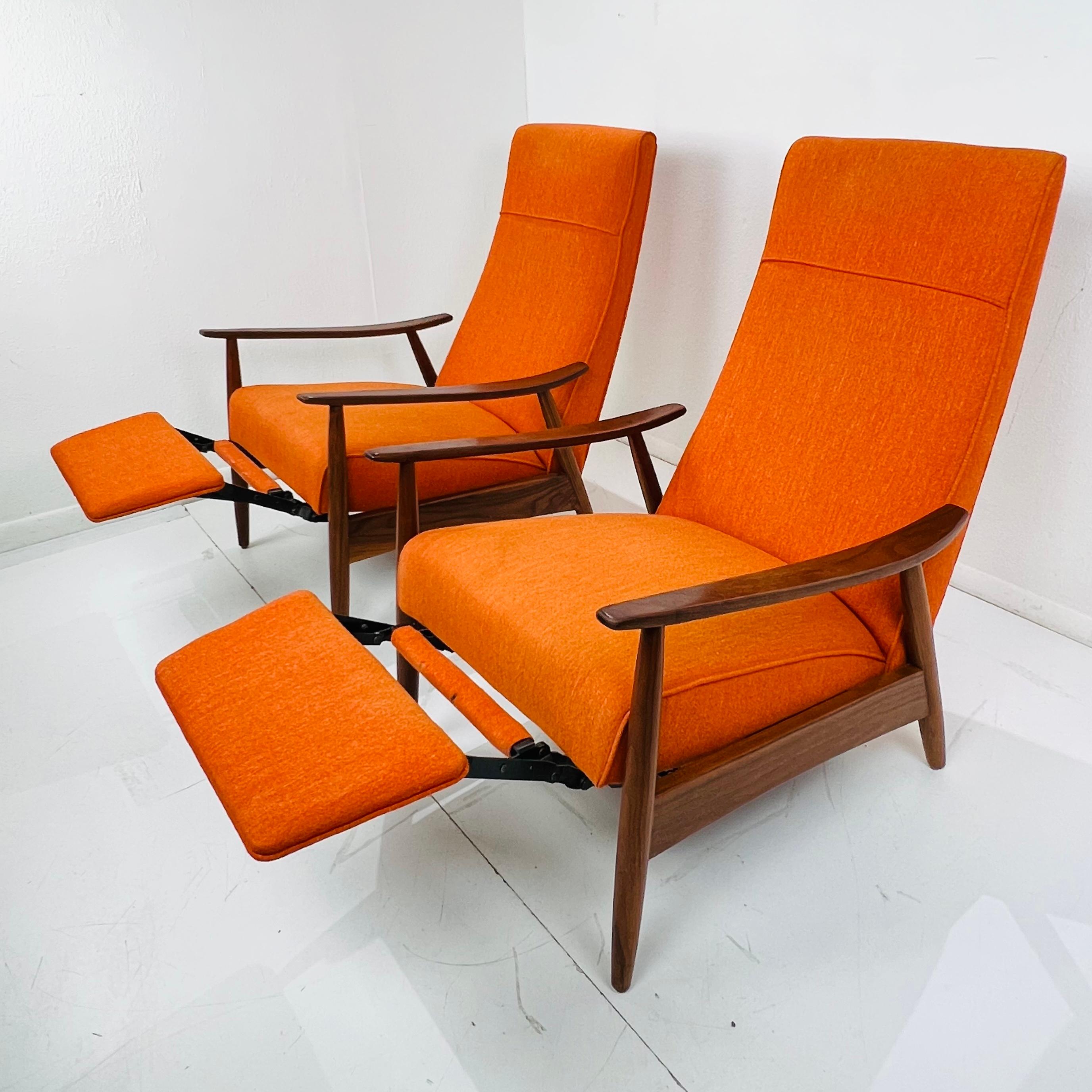 Mid-Century Modern Pair of Milo Baughman Recliner 74 Lounge Chairs For Sale