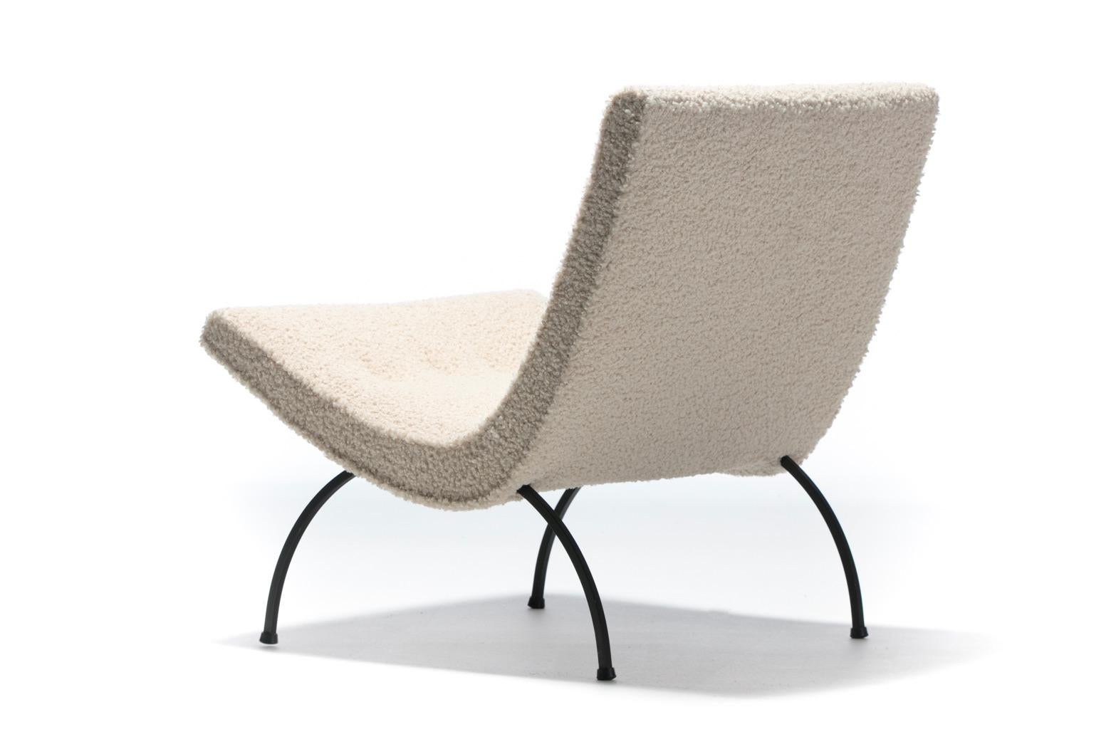 Ein Paar Milo Baughman Scoop Chairs aus elfenbeinfarbenem Bouclé mit Eisenbeinen, 1950er Jahre im Angebot 1