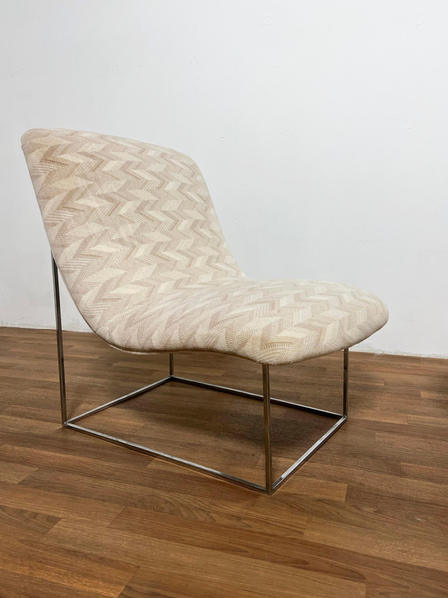 Paire de fauteuils en forme de boule sur des bases chromées par Milo Baughman, vers les années 1970.