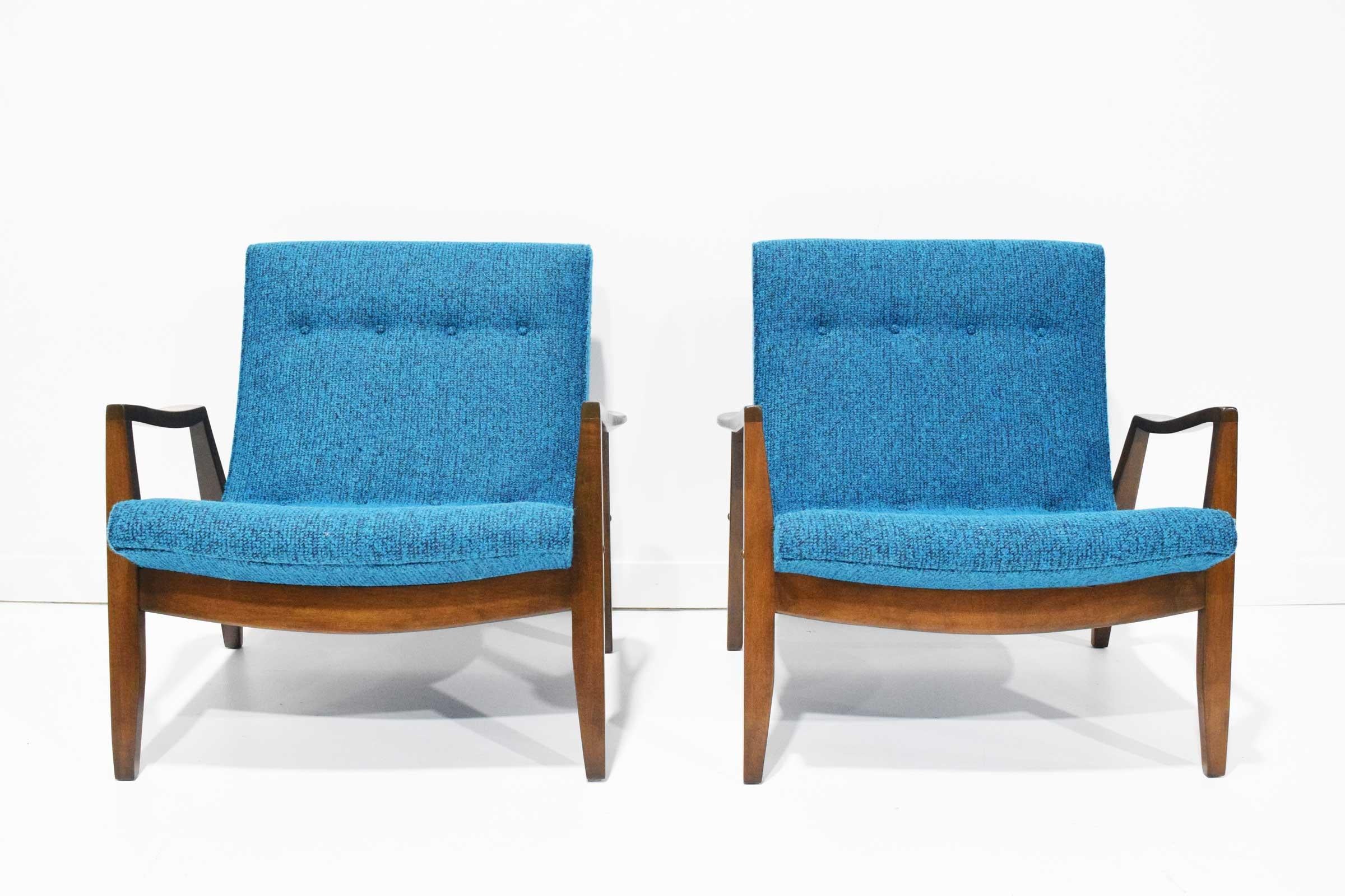 Frais et prêt à partir. Ces chaises ont été restaurées. La tapisserie d'ameublement est un tissu Knoll de couleur bleu vif.