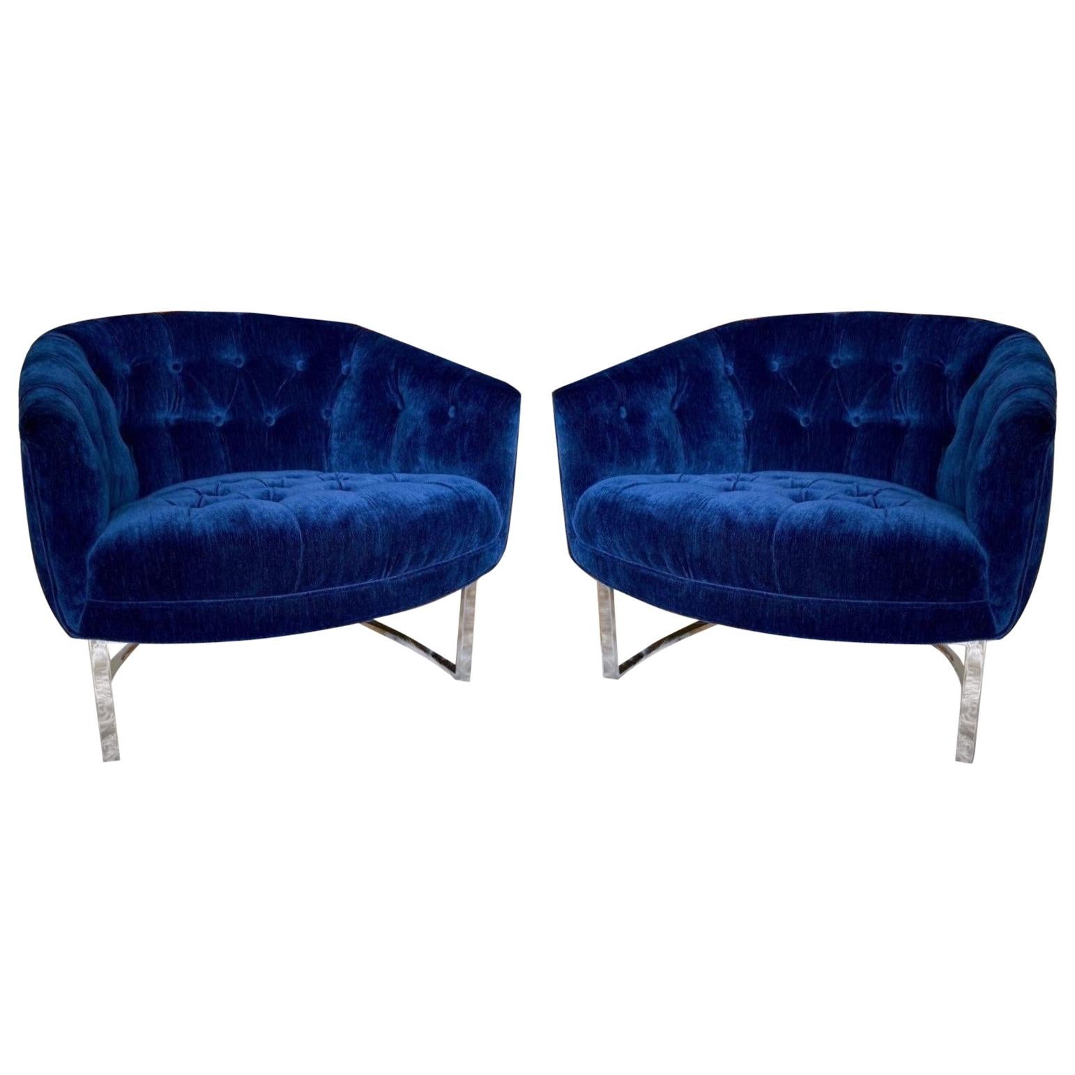 Dal design semplice e dalle proporzioni meravigliose, proponiamo una coppia di poltrone con struttura piatta in acciaio cromato in stile Milo Baughman, degli anni '70 circa. Le sedute a vasca fluttuante imbottite sono sostenute da basi in acciaio