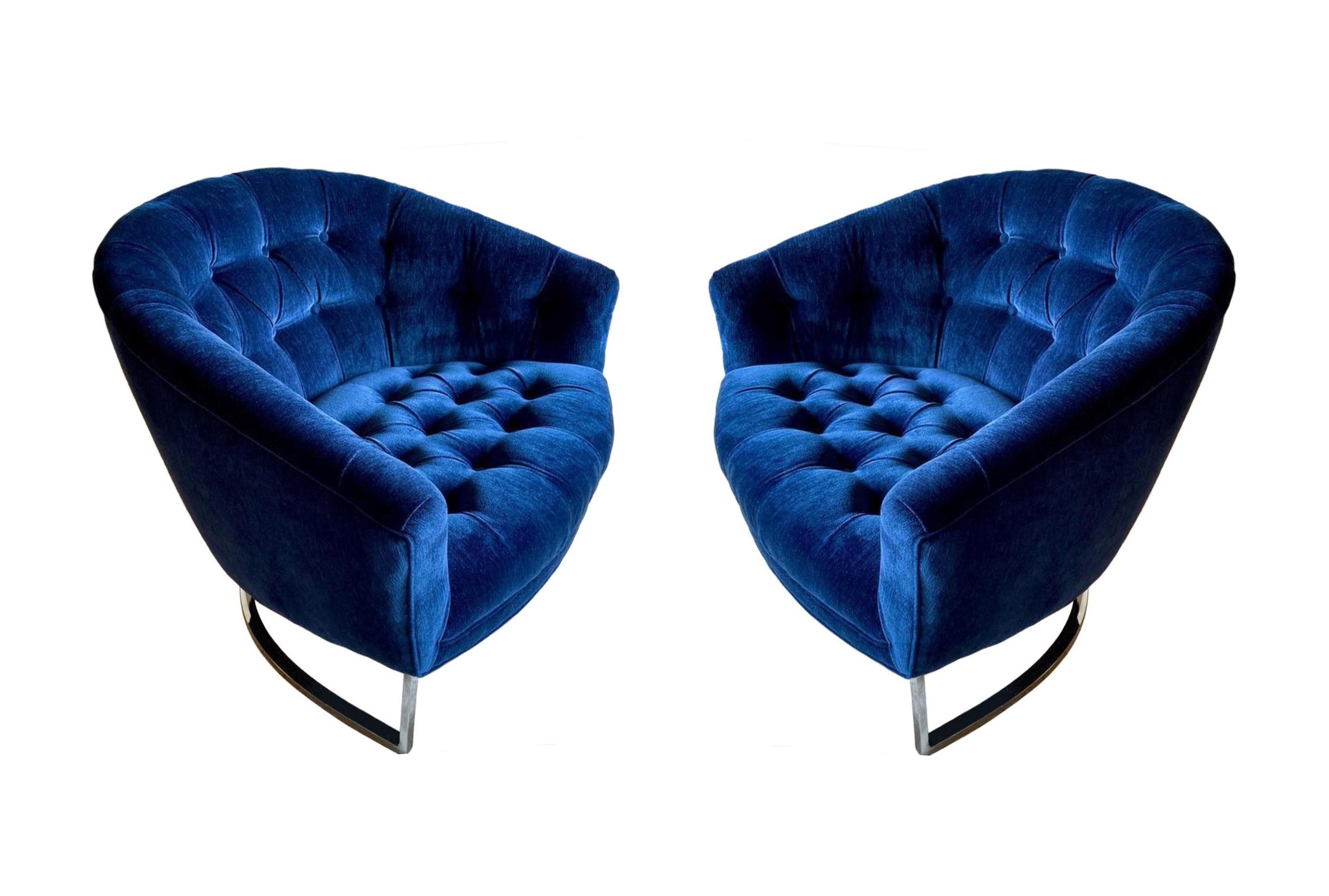 Mid-Century moderno Coppia di poltrone con struttura in acciaio cromato e blu in stile Milo Baughman, anni '70 in vendita