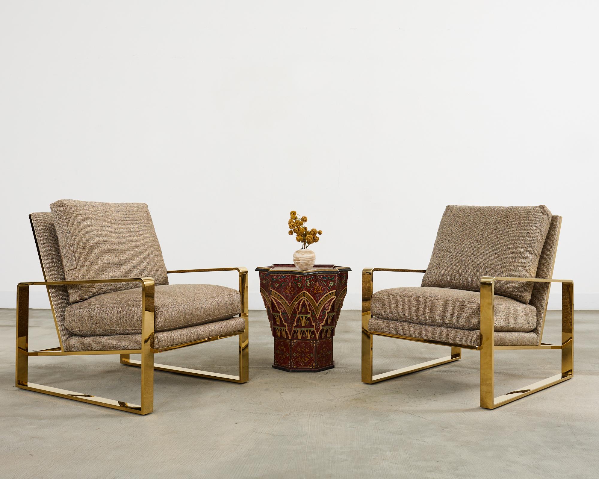 Opulente paire de chaises de salon au design moderne du milieu du siècle, avec des cadres en laiton. Le design iconique de Milo Baughman est rehaussé par la finition en laiton hautement poli. Les cadres sont rembourrés et surmontés de coussins épais