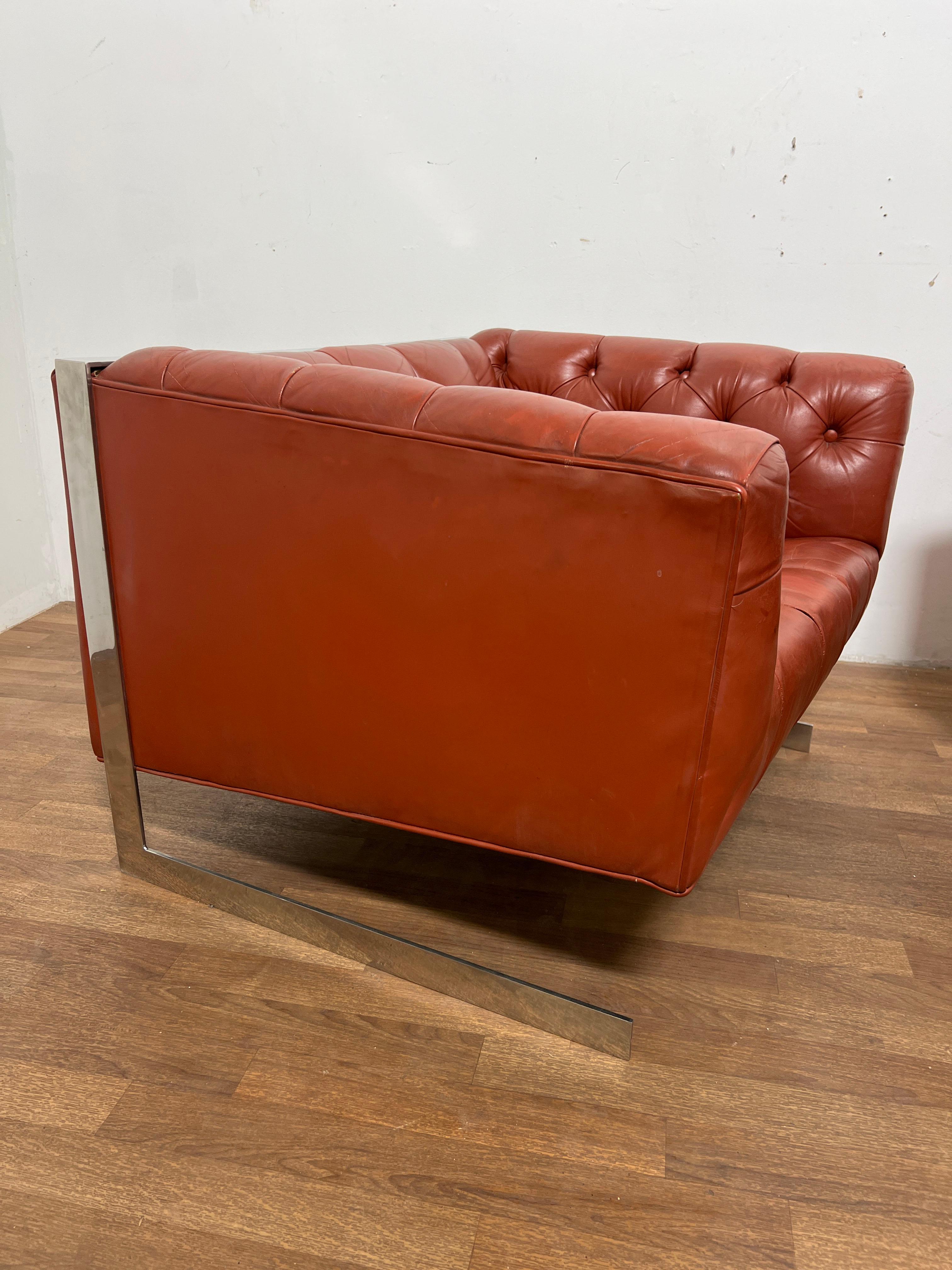 Paire de chaises de salon Chesterfield de style Milo CIRCA, en cuir cognac véritable, avec piétements luge en chrome poli, vers les années 1970.