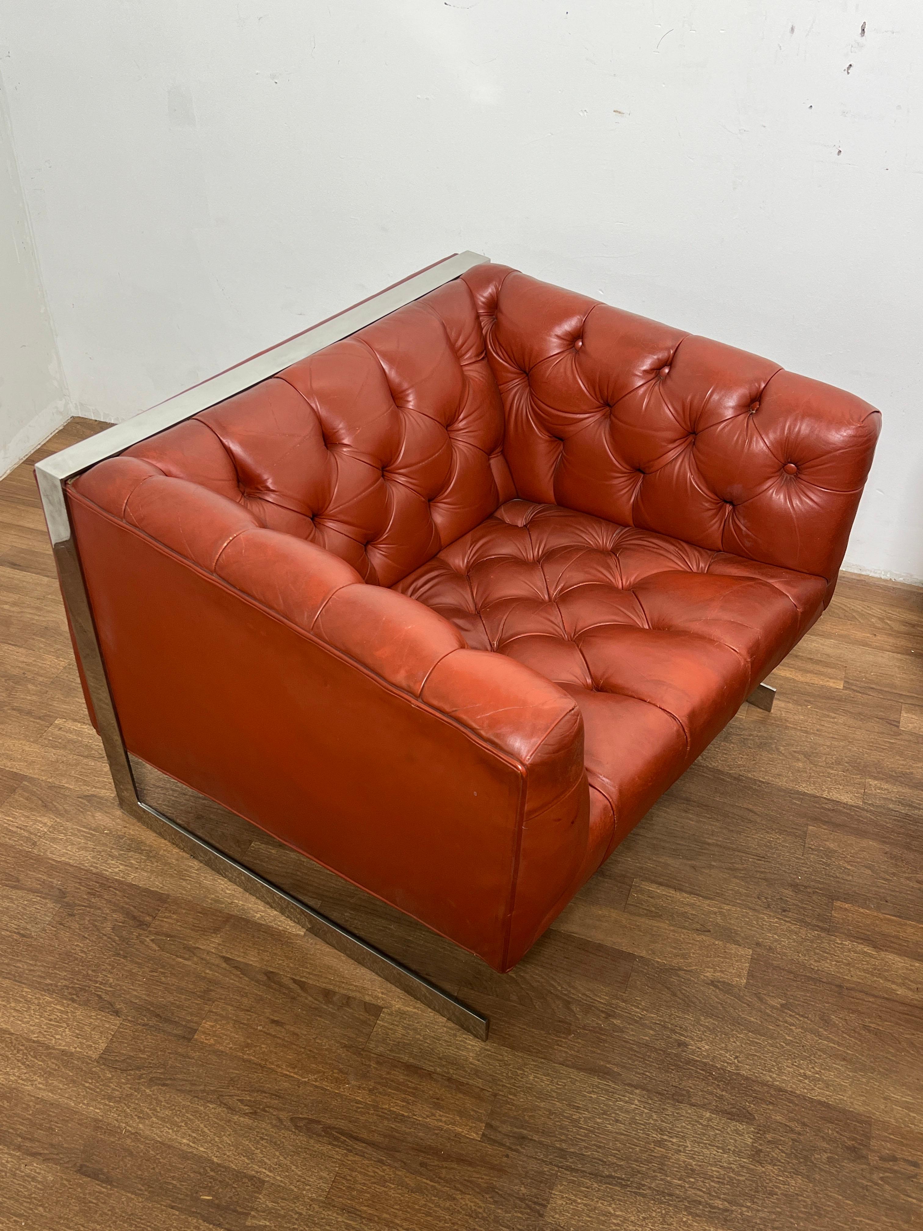 Inconnu Paire de fauteuils de salon en cuir et chrome de style Milo Baughman, vers 1970 en vente