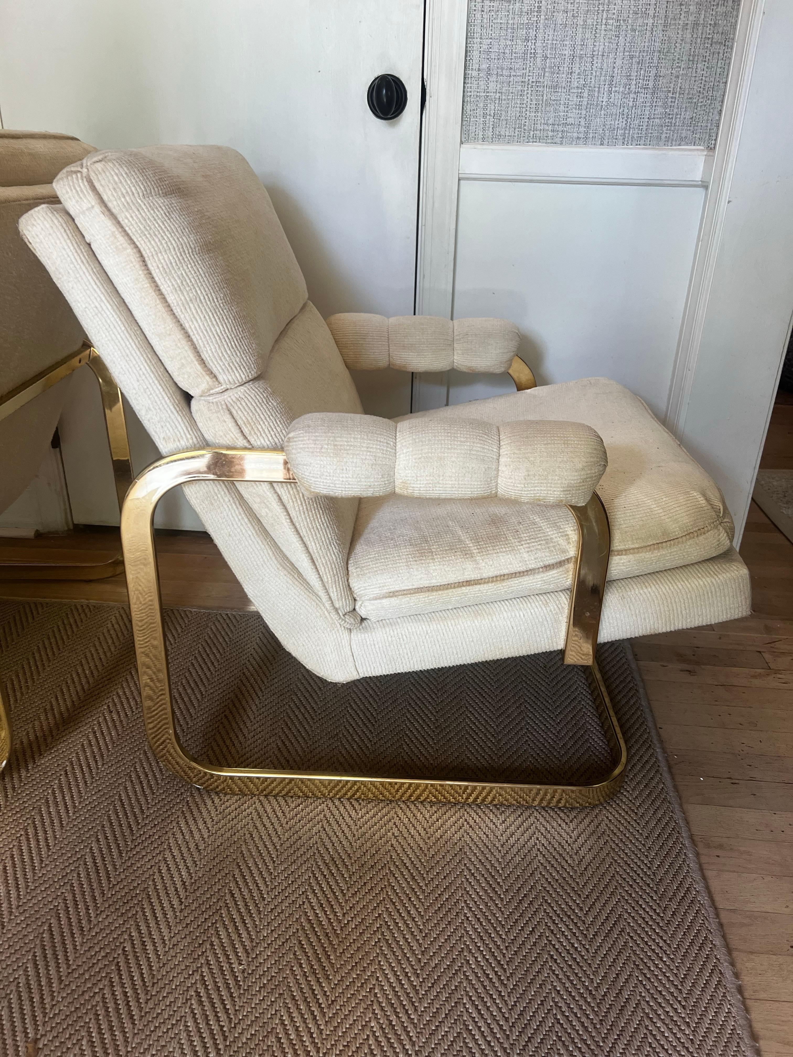 Paire de chaises MCM vintage avec tissu d'origine.   Le laiton a été recouvert de chrome, car une partie du chrome est visible. 
Dans l'ensemble, les chaises sont d'une structure très solide et résistante.
Il faut soit refaire la tapisserie, soit