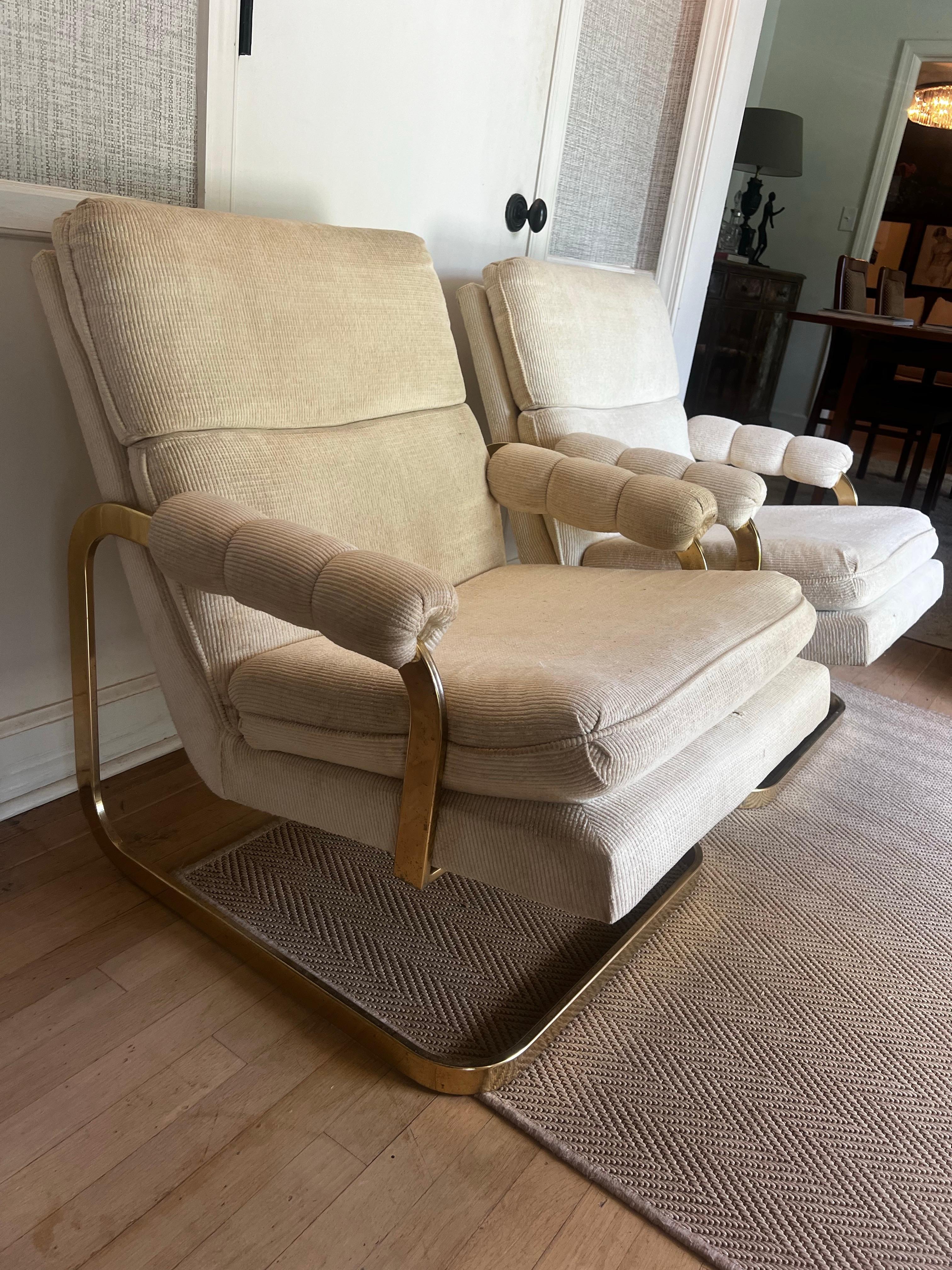 Laiton Paire de fauteuils de salon de style Milo Baughman en vente