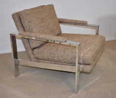 Paire de fauteuils de salon de style Milo Baughman avec large cadre à barre plate chromée
