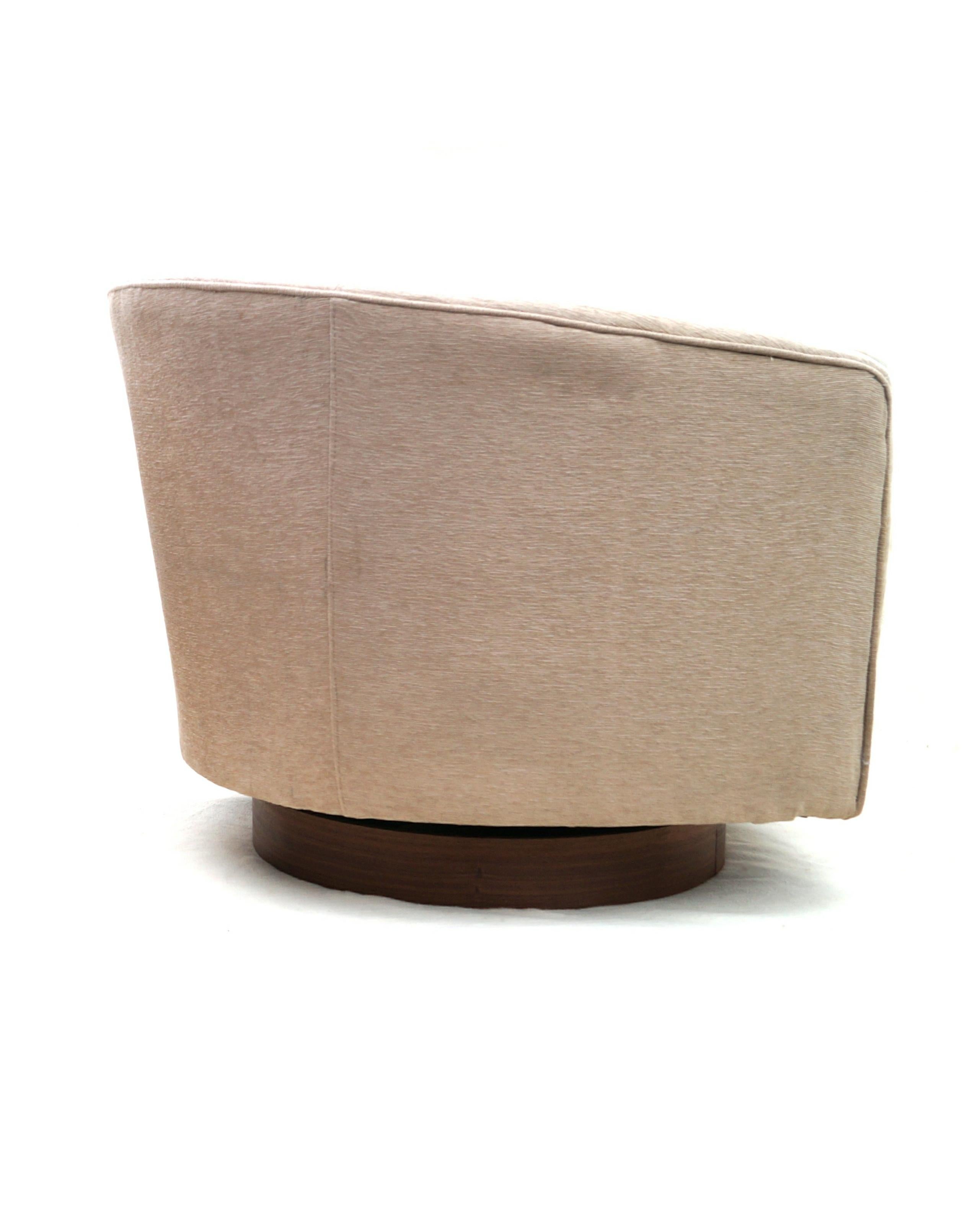 Pair of Milo Baughman Style Mid-Century Modern 360 Swivel Rocker Lounge Chairs For Sale 1