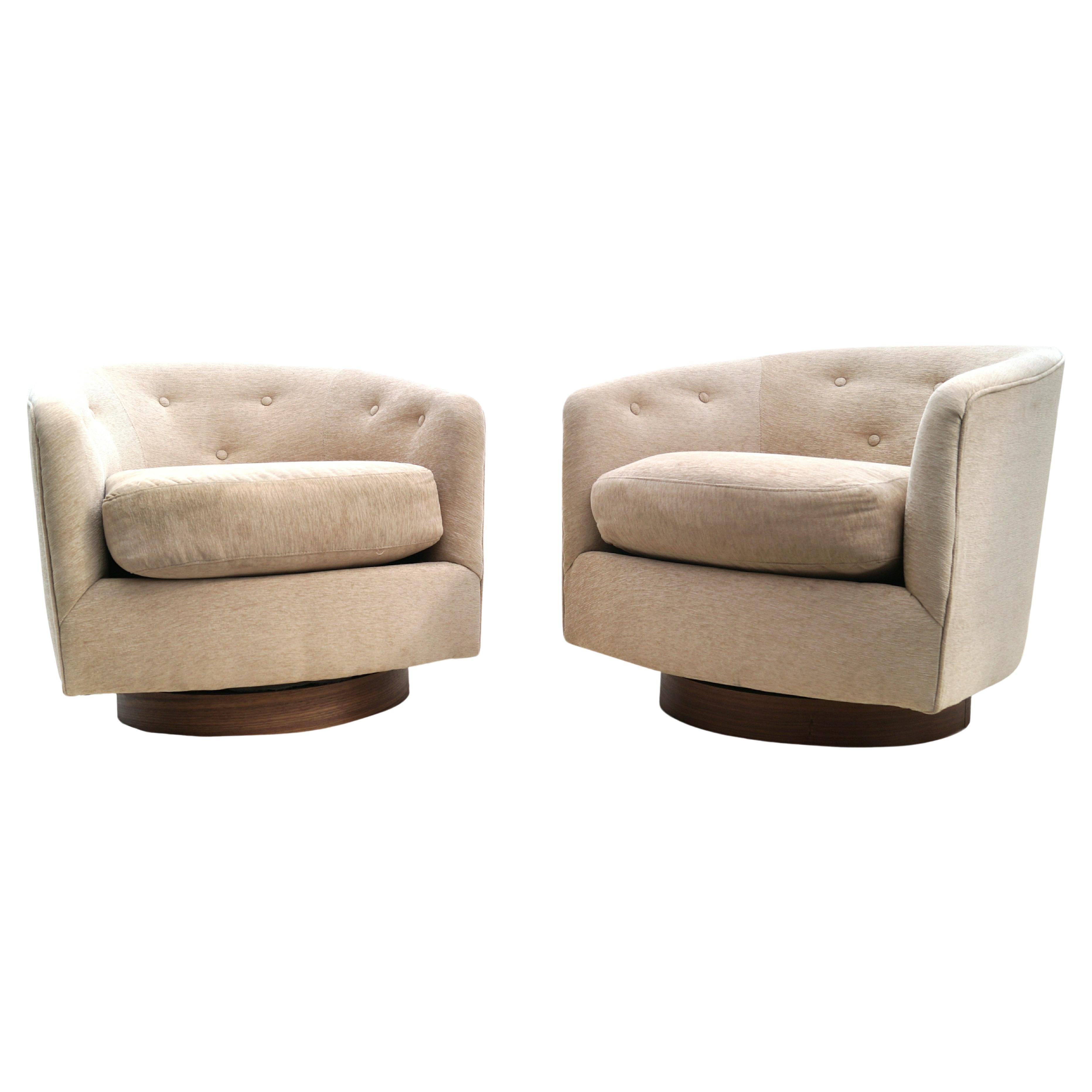 Pair of Milo Baughman Style Mid-Century Modern 360 Swivel Rocker Lounge Chairs For Sale