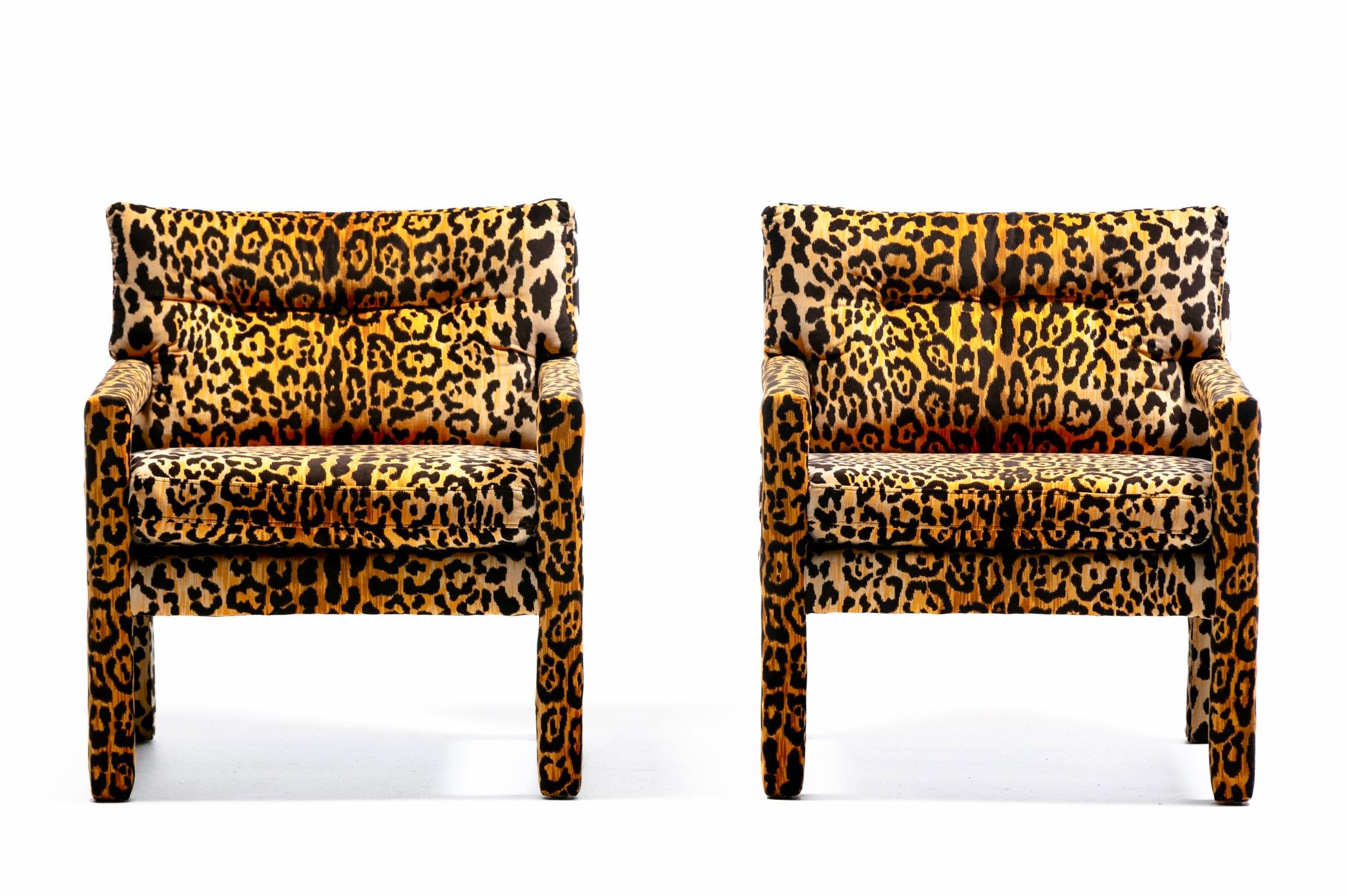 Sono perfetti, vero? E aspetta che ti avvolgano in un velluto leopardato. L'intramontabile design Parsons in stile Milo Baughman è stato appena rivestito con un velluto leopardato per sempre sexy ed elegante. Le sedie Parsons sono uniche perché ogni