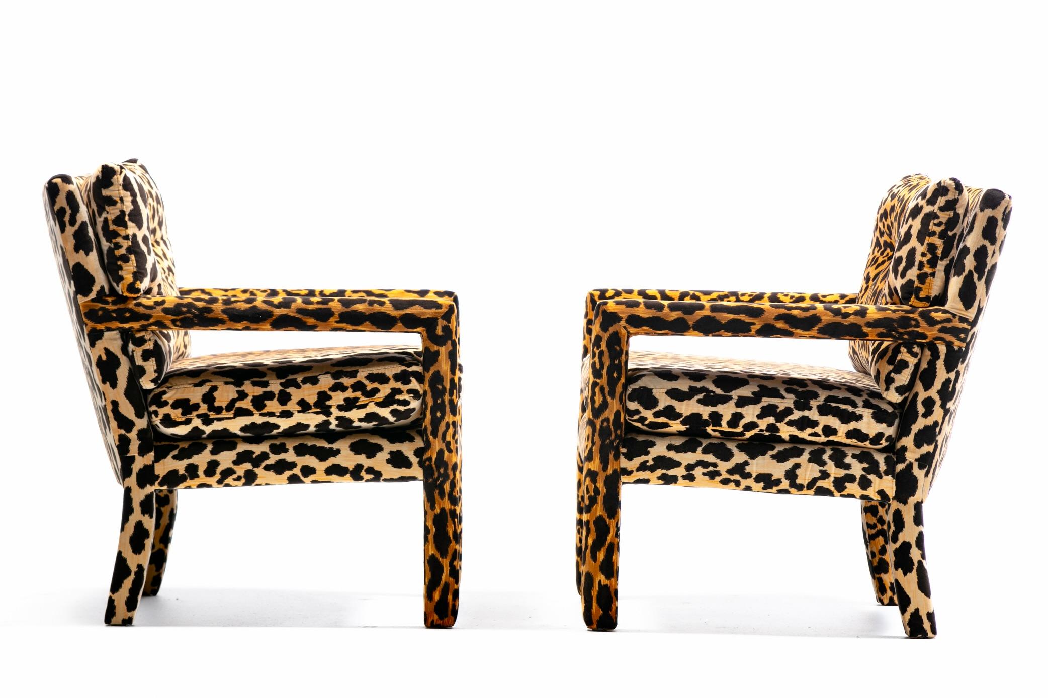 Mid-Century moderno Coppia di sedie Parsons in velluto leopardato del 1970, in stile Milo Baughman. in vendita