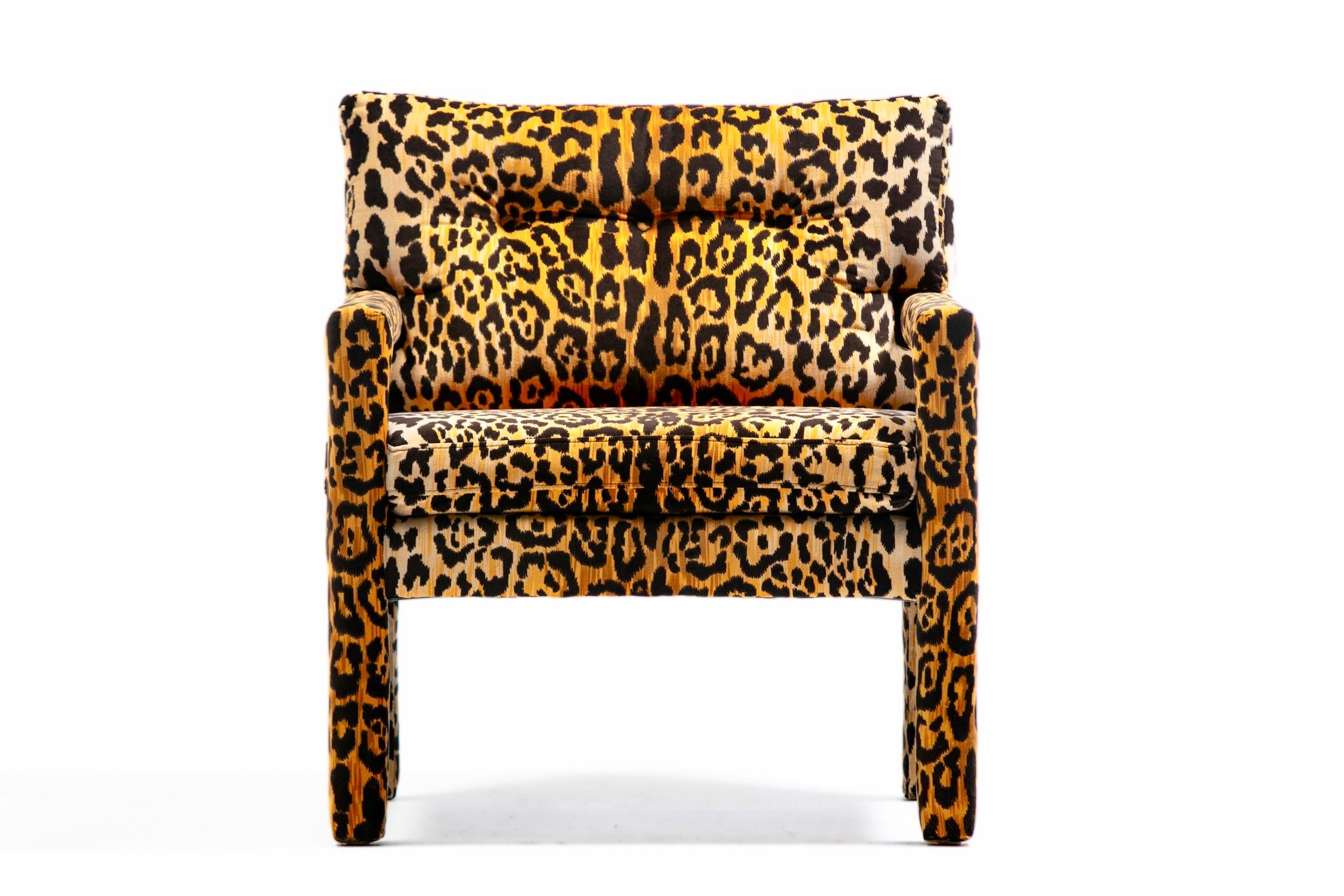Coppia di sedie Parsons in velluto leopardato del 1970, in stile Milo Baughman. In condizioni buone in vendita a Saint Louis, MO