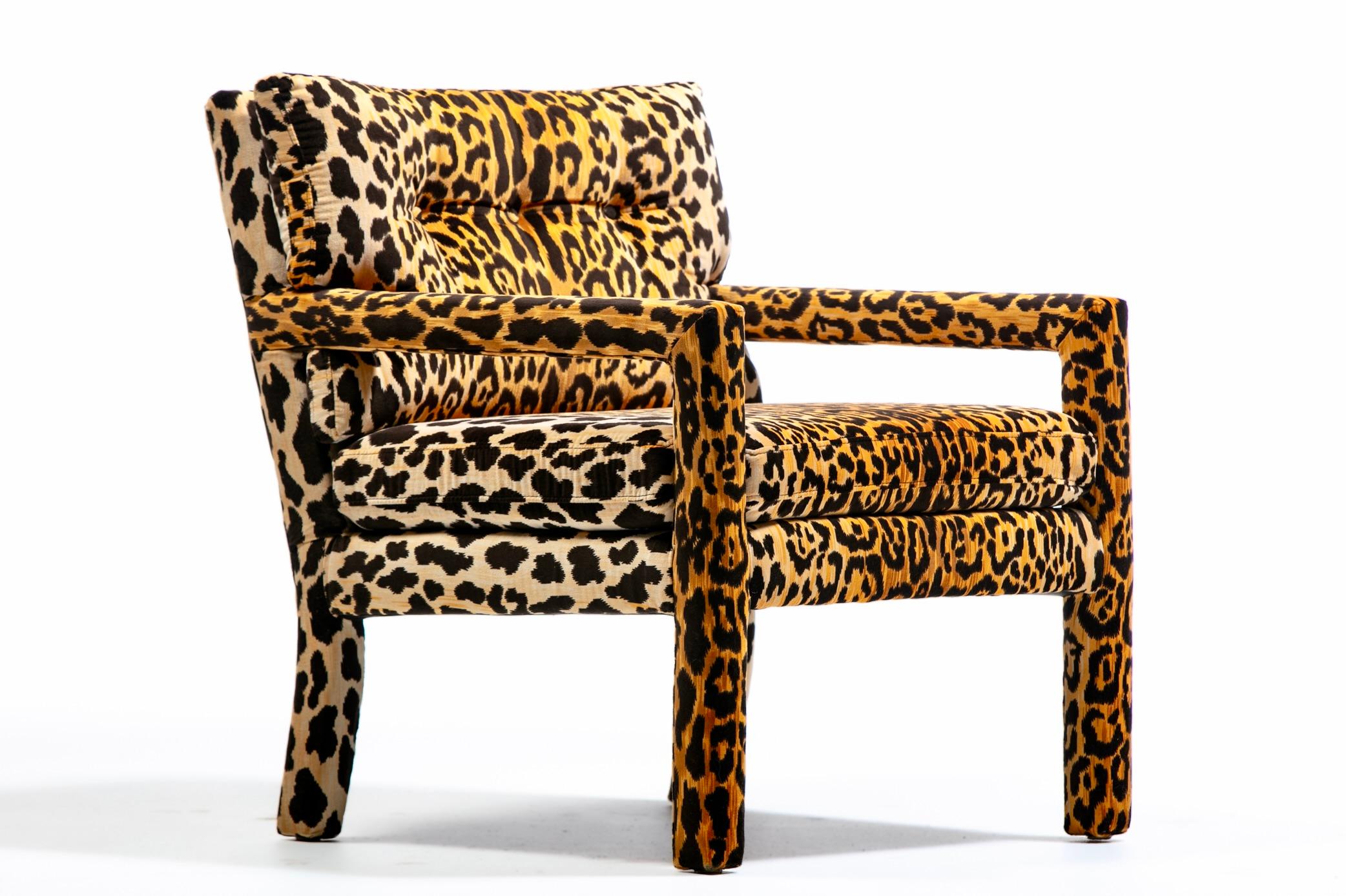 Fine XX secolo Coppia di sedie Parsons in velluto leopardato del 1970, in stile Milo Baughman. in vendita