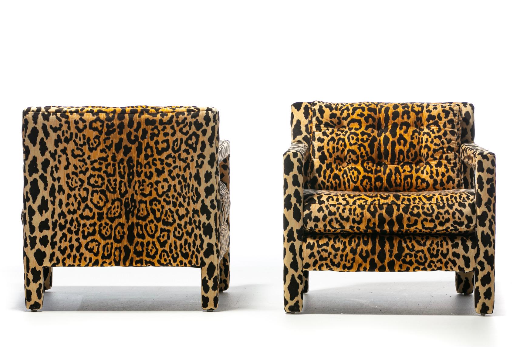 Tissu d'ameublement Paire de chaises Parsons de style Milo Baughman mi-siècle moderne en velours léopard, vers 1970 en vente
