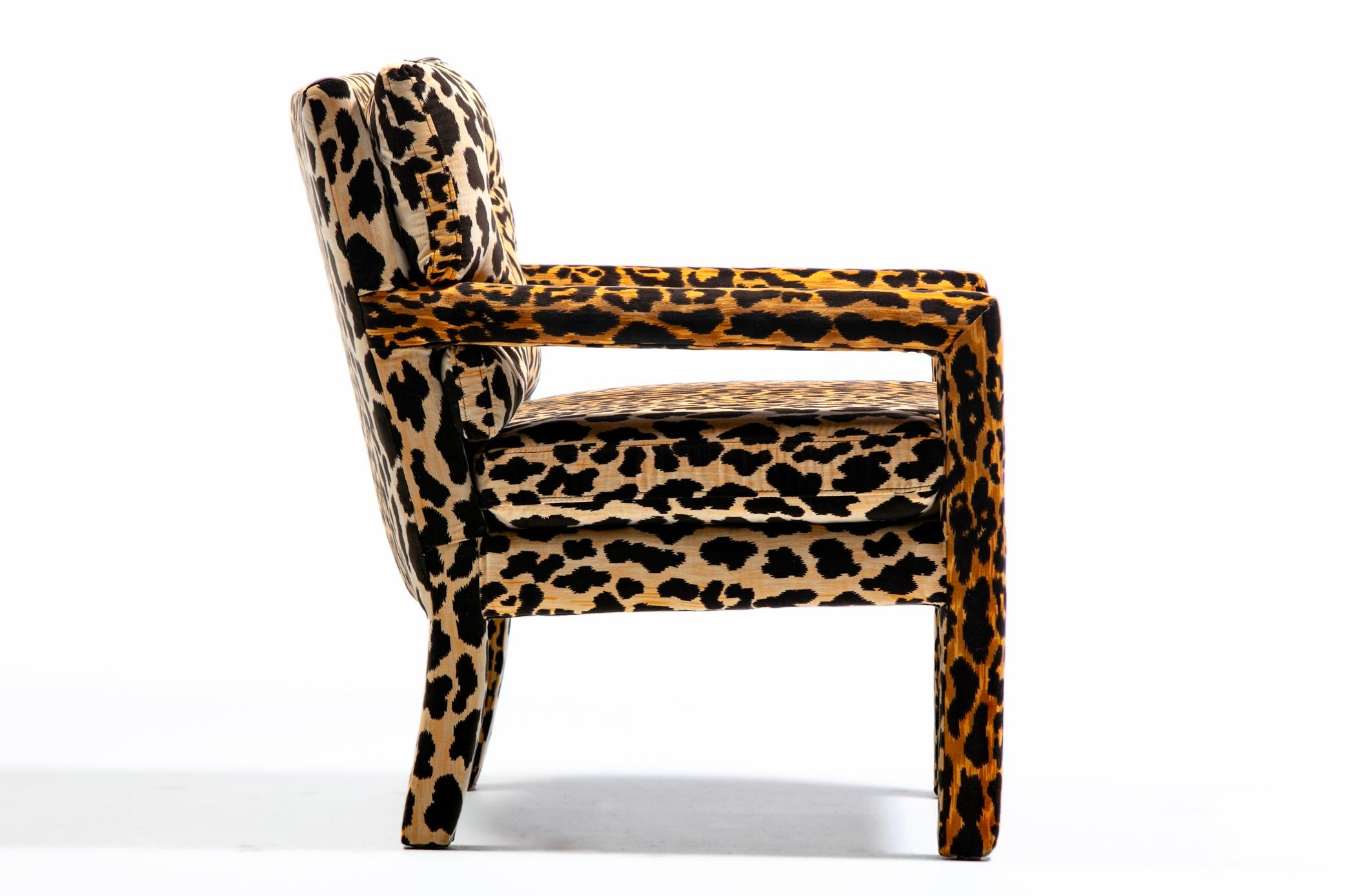 Tappezzeria Coppia di sedie Parsons in velluto leopardato del 1970, in stile Milo Baughman. in vendita