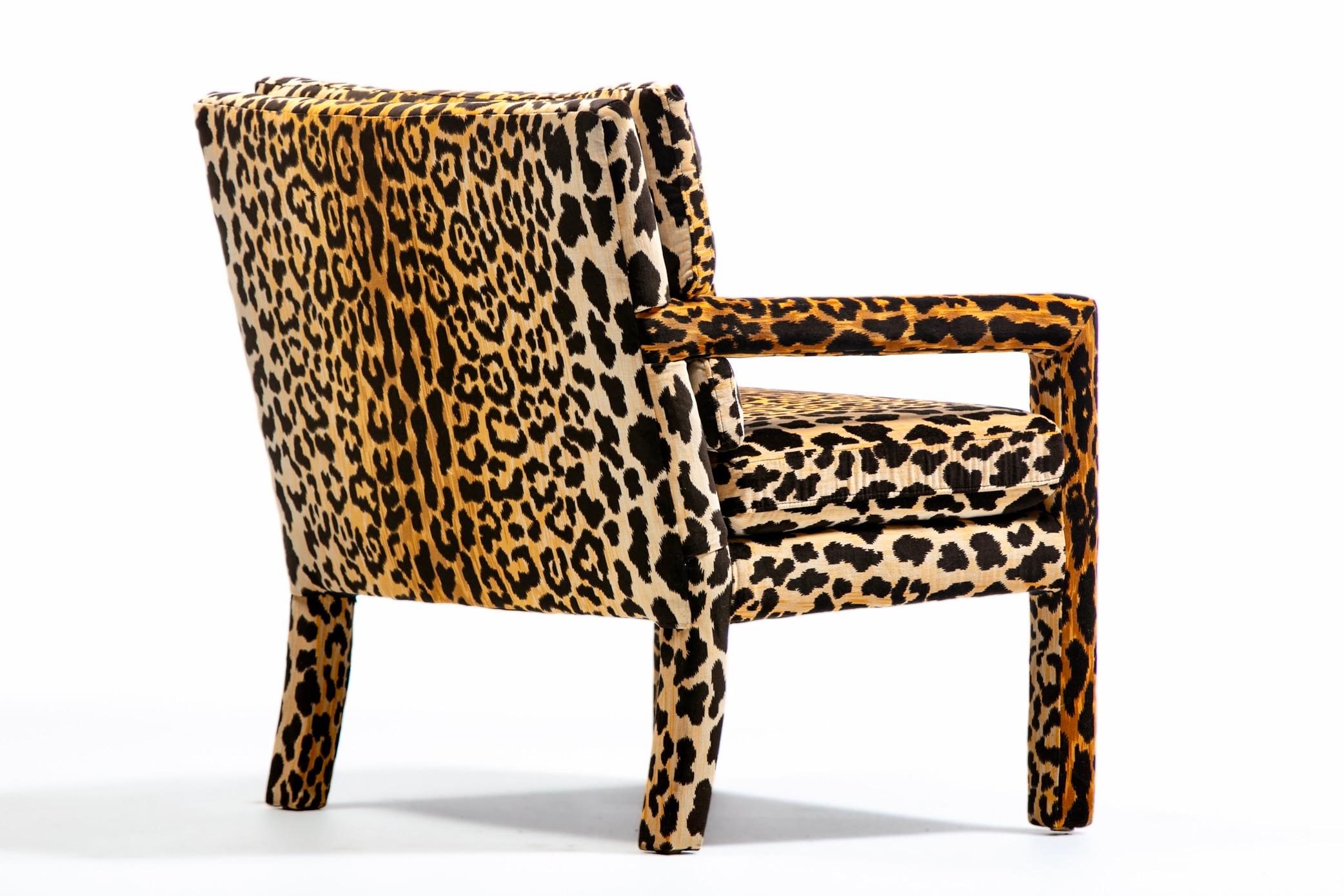 Coppia di sedie Parsons in velluto leopardato del 1970, in stile Milo Baughman. in vendita 1