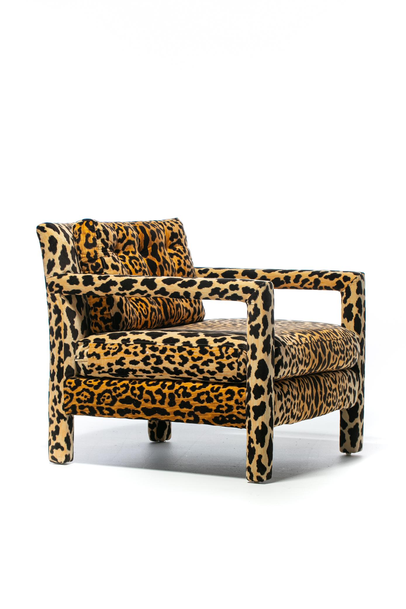 Paire de chaises Parsons de style Milo Baughman mi-siècle moderne en velours léopard, vers 1970 en vente 2