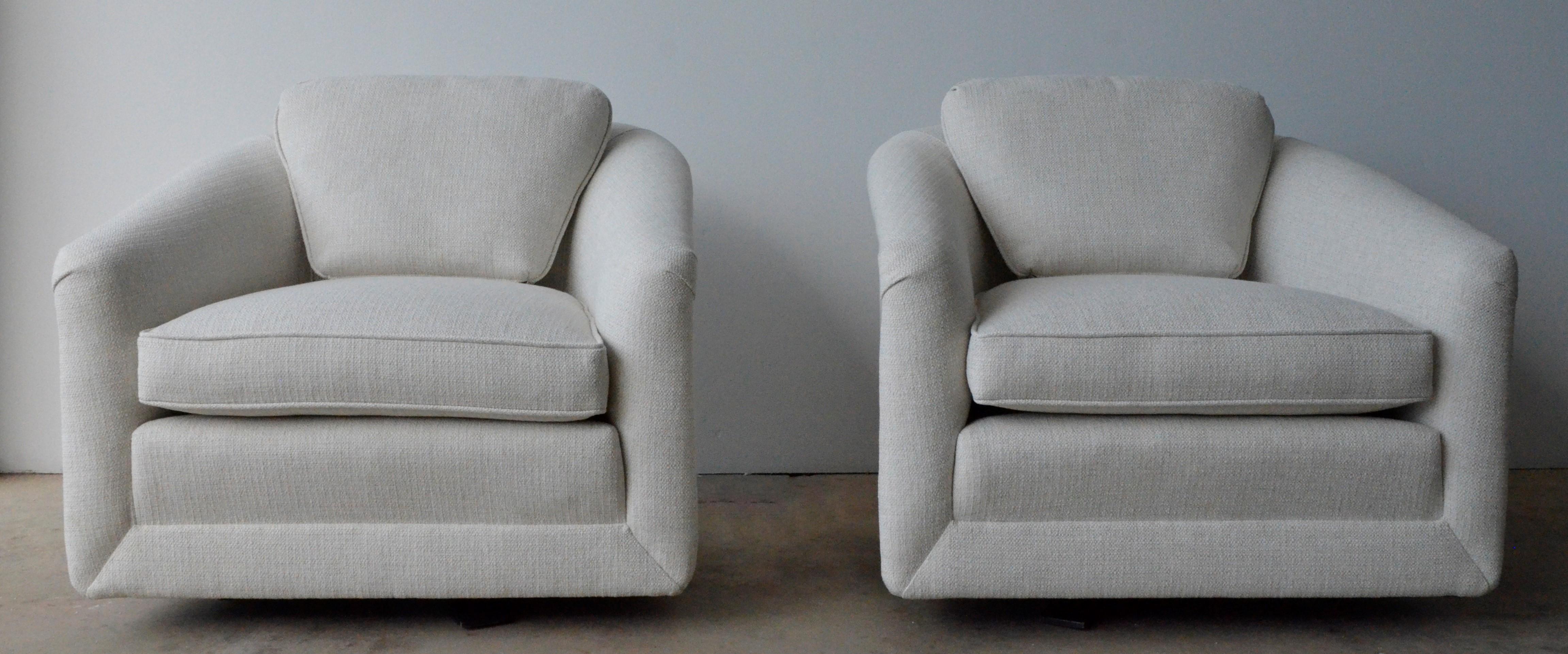 Pair of Milo Baughman Style New White Upholstery Swivel Chairs with Back Cushion In Good Condition For Sale In Houston, TX