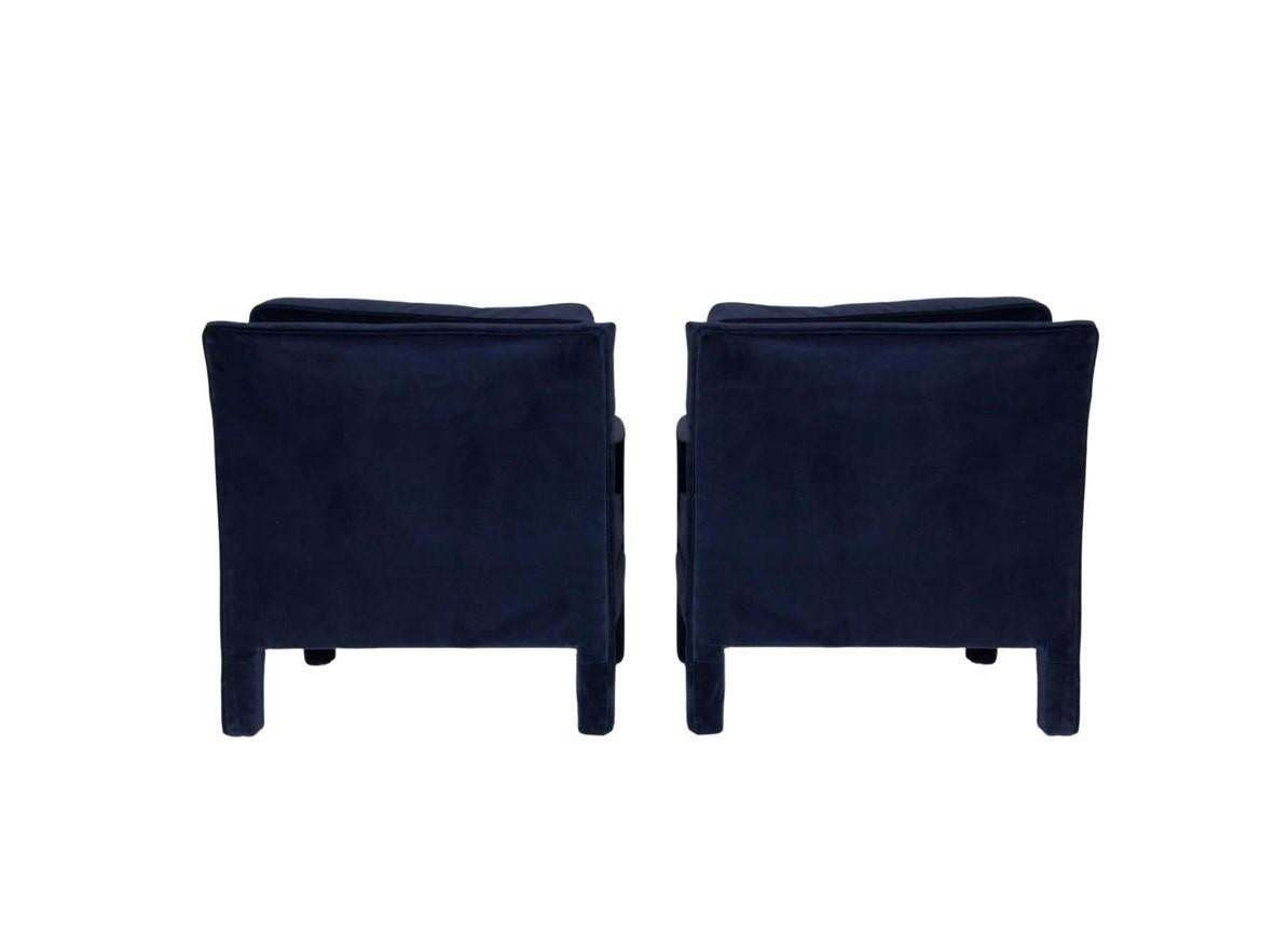 Paire de chaises Parsons de style Milo Baughman en velours bleu Excellent état - En vente à Dallas, TX