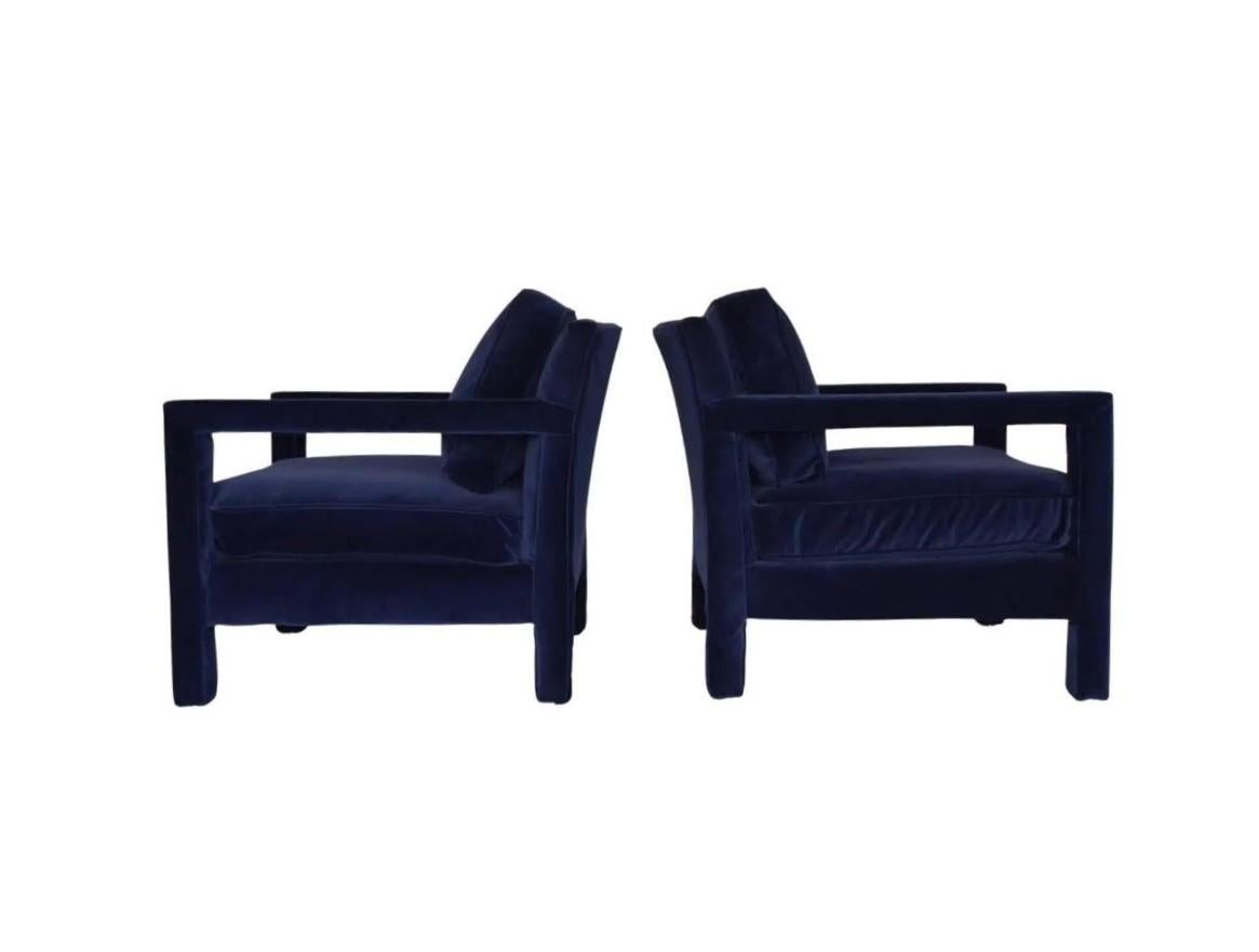 20ième siècle Paire de chaises Parsons de style Milo Baughman en velours bleu en vente