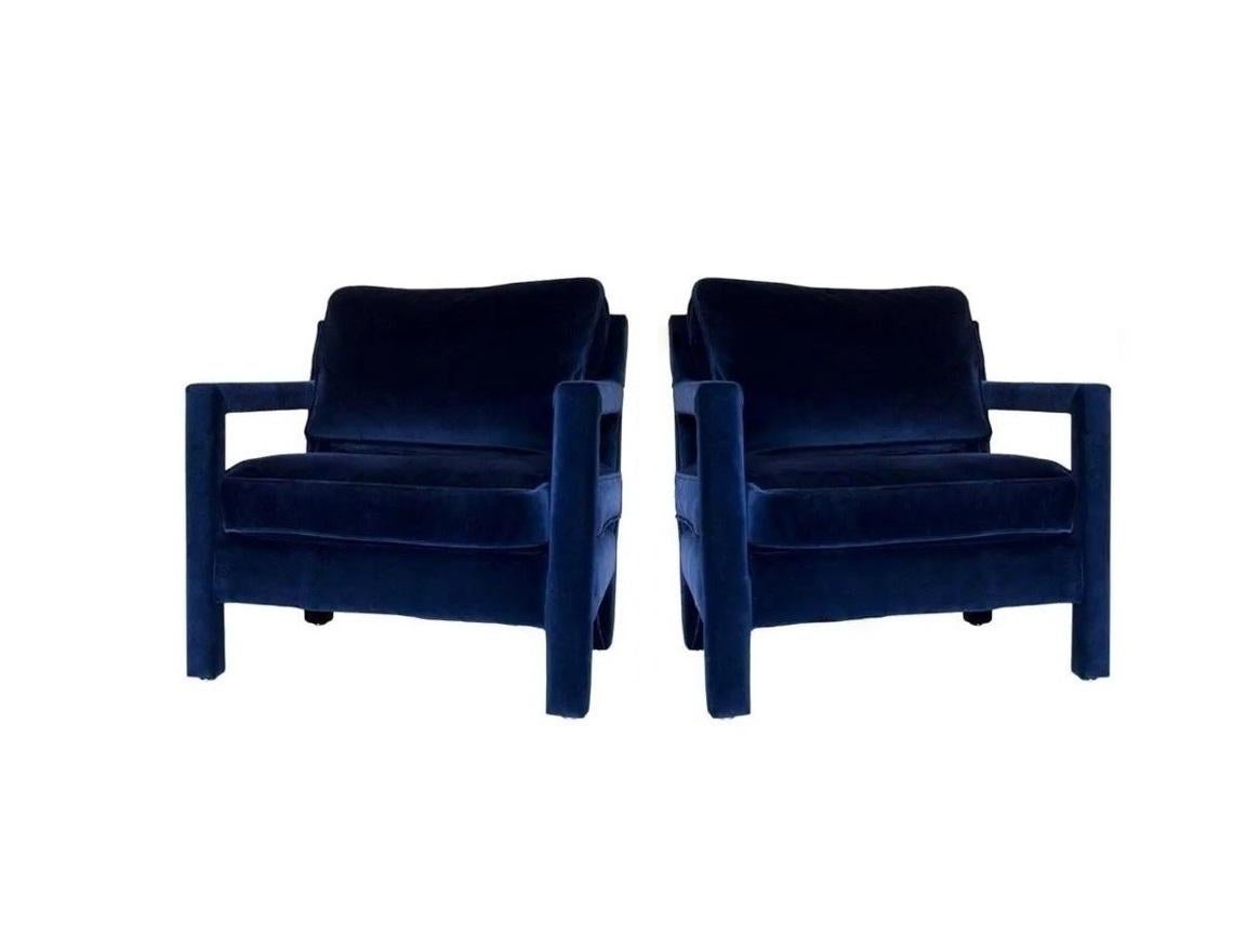 Velours Paire de chaises Parsons de style Milo Baughman en velours bleu en vente