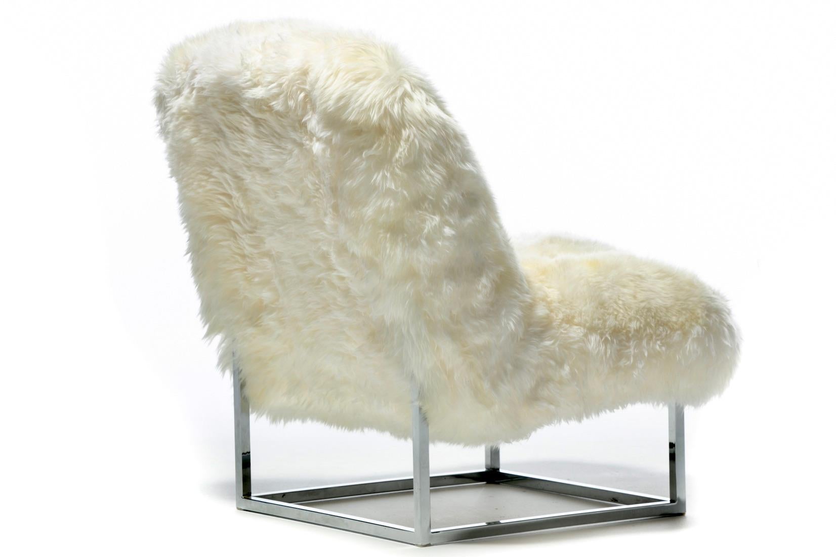 Peau d'animal Paire de chaises pantoufles de style Milo Baughman en peau de mouton et chrome, vers 1970 en vente