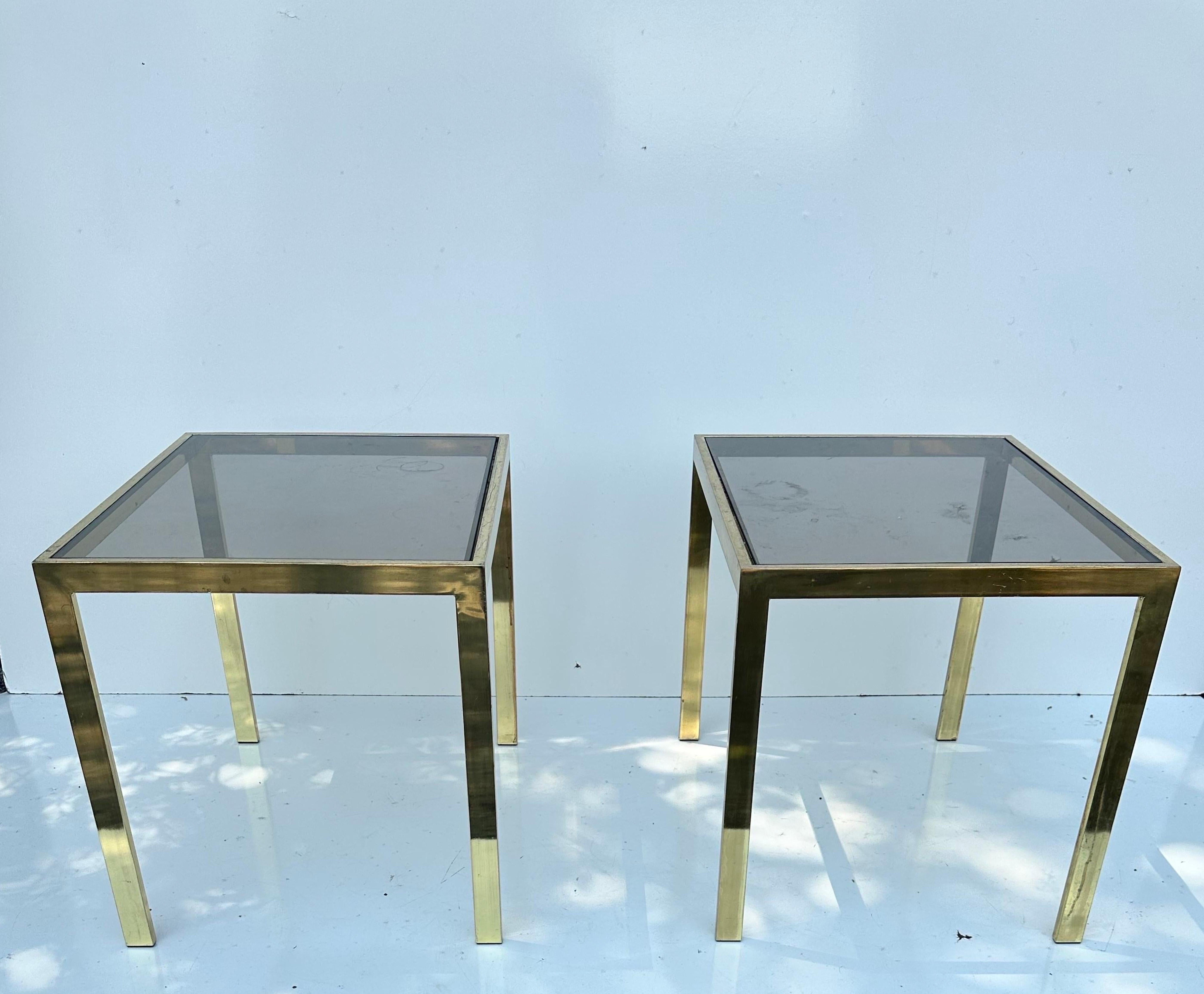 Paire de tables d'appoint de style Milo Baughman Table d'appoint en laiton et verre fumé .
