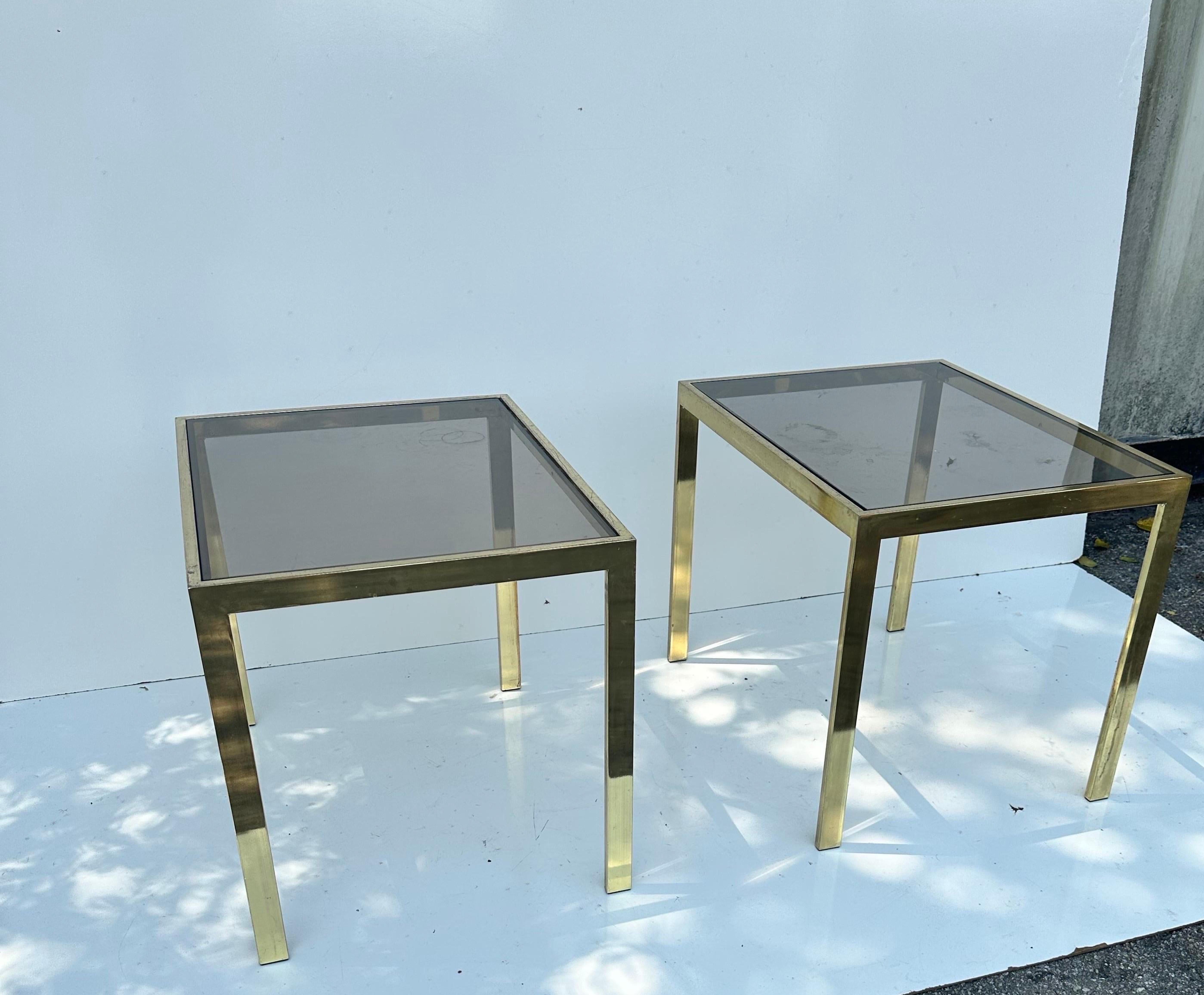 Mid-Century Modern Paire de tables d'appoint en laiton et verre fumé de style Milo Baughman en vente
