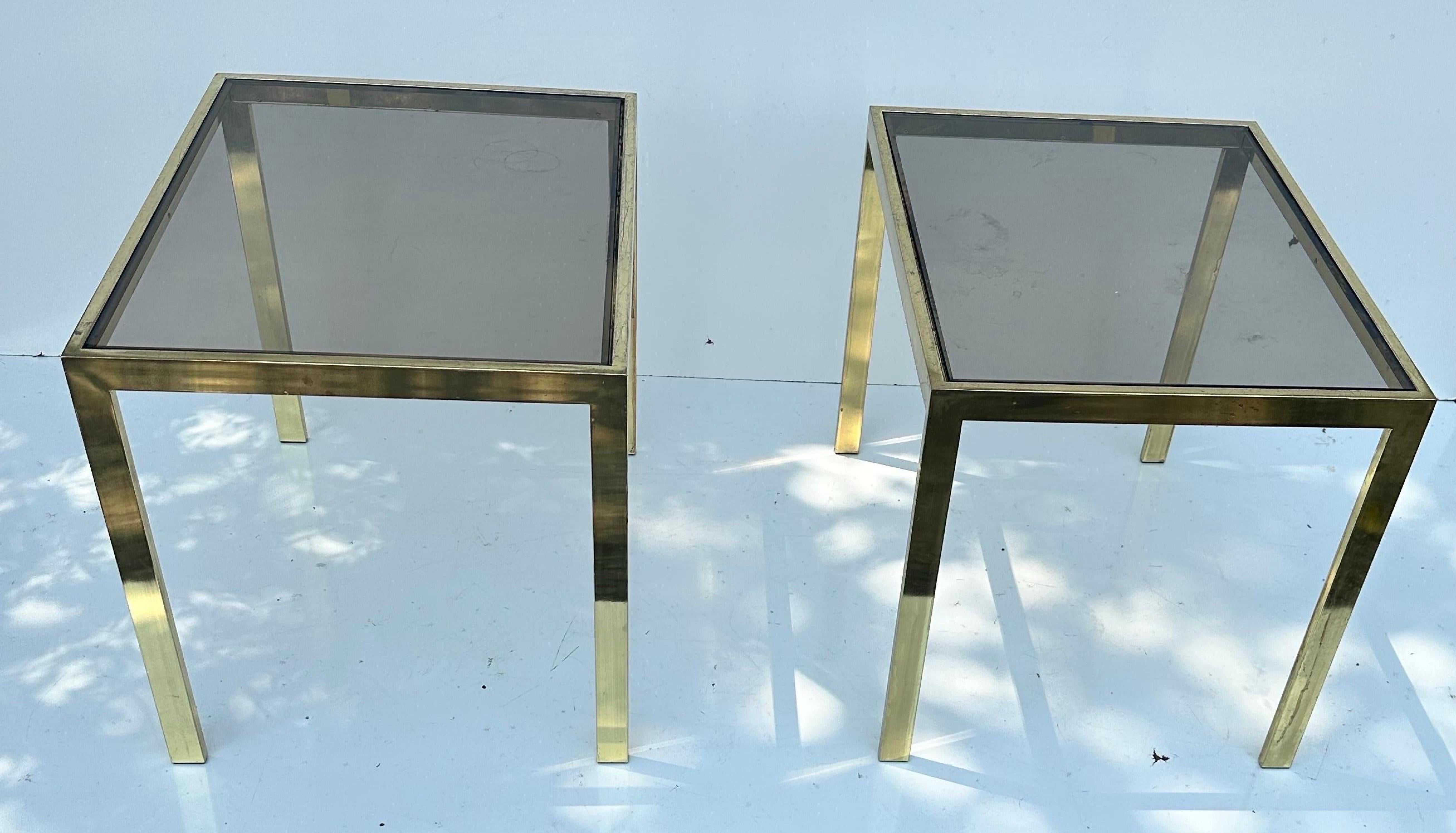 Paire de tables d'appoint en laiton et verre fumé de style Milo Baughman État moyen - En vente à Miami, FL