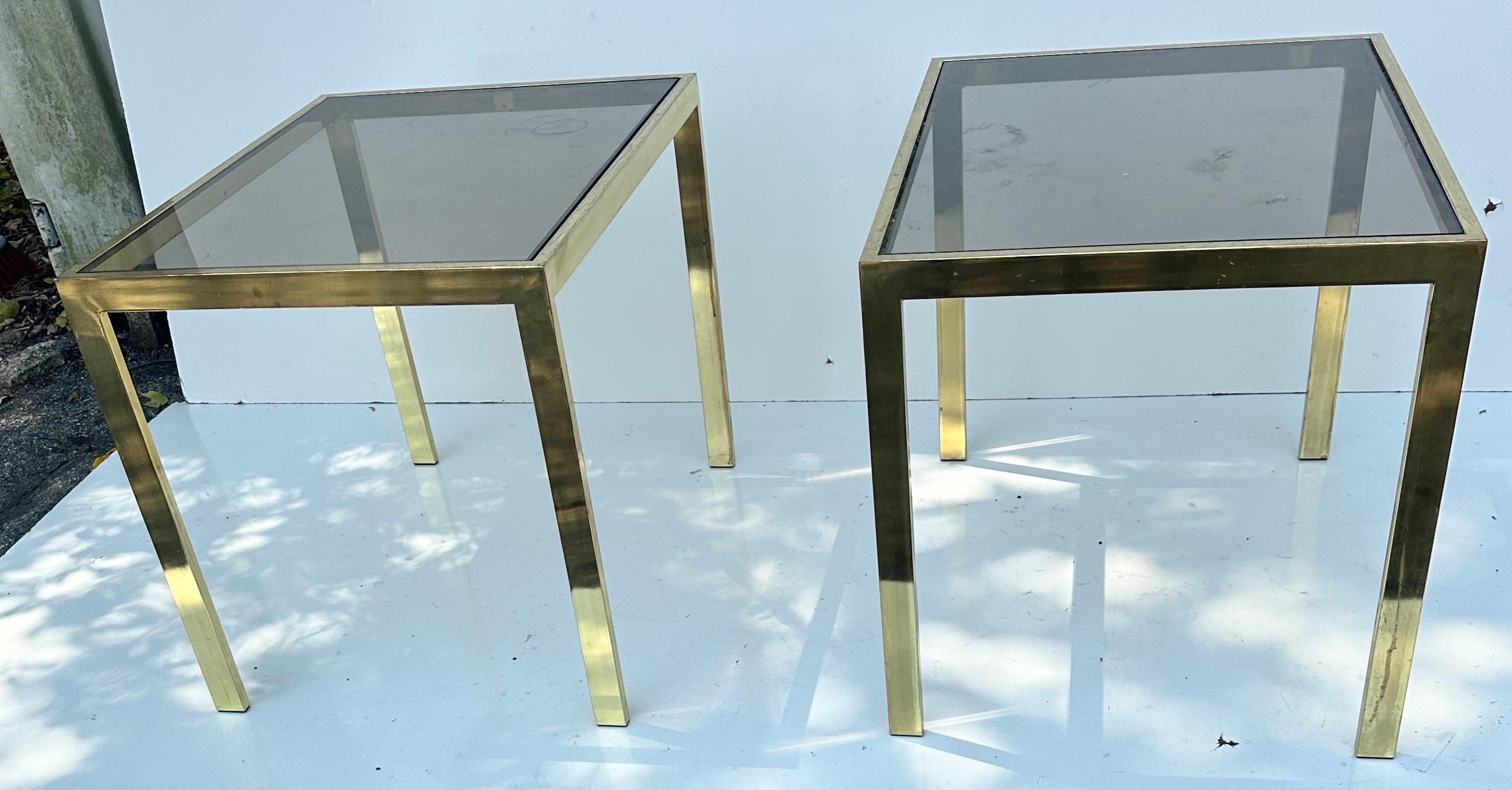 Fin du 20e siècle Paire de tables d'appoint en laiton et verre fumé de style Milo Baughman en vente