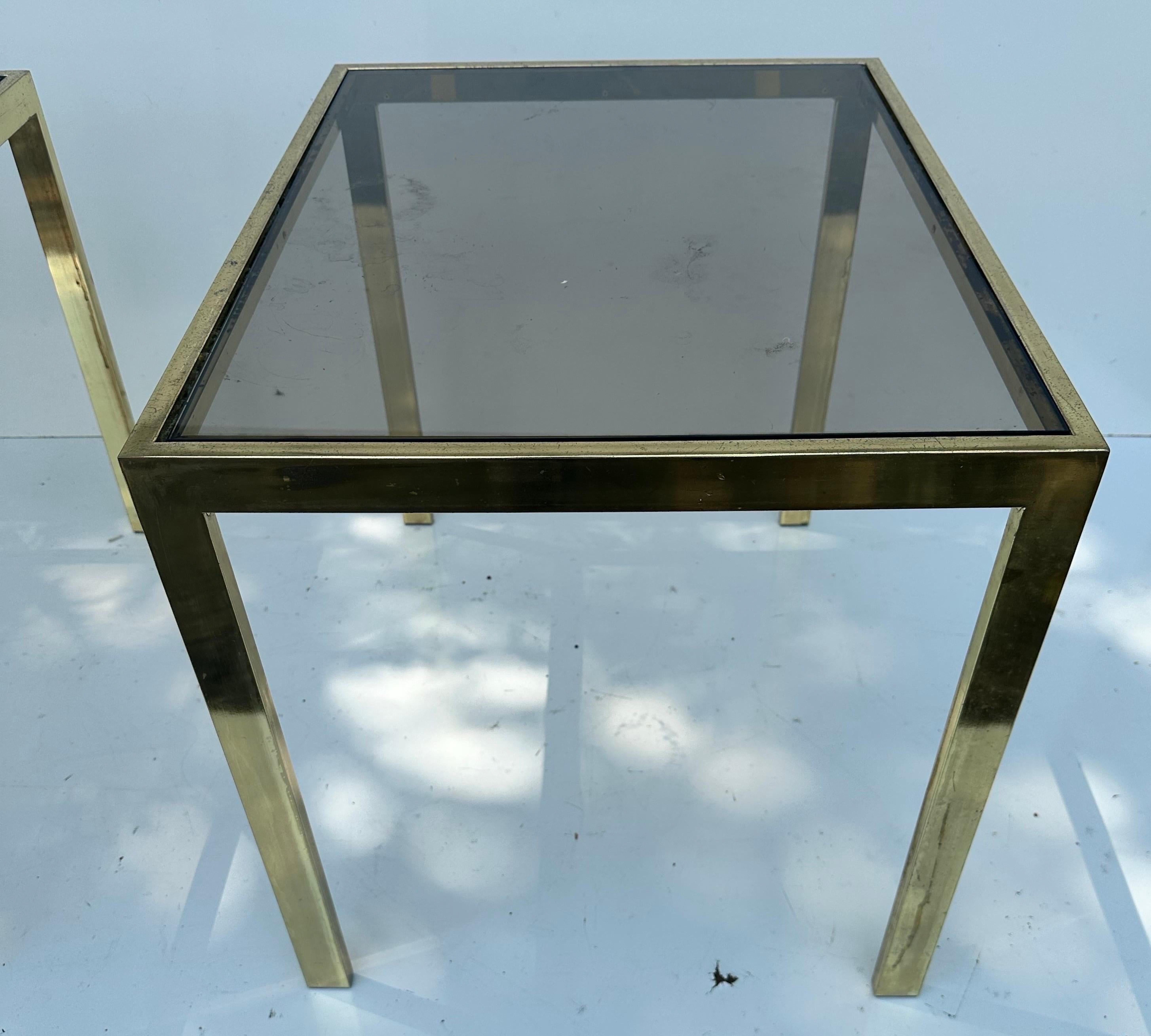 Laiton Paire de tables d'appoint en laiton et verre fumé de style Milo Baughman en vente