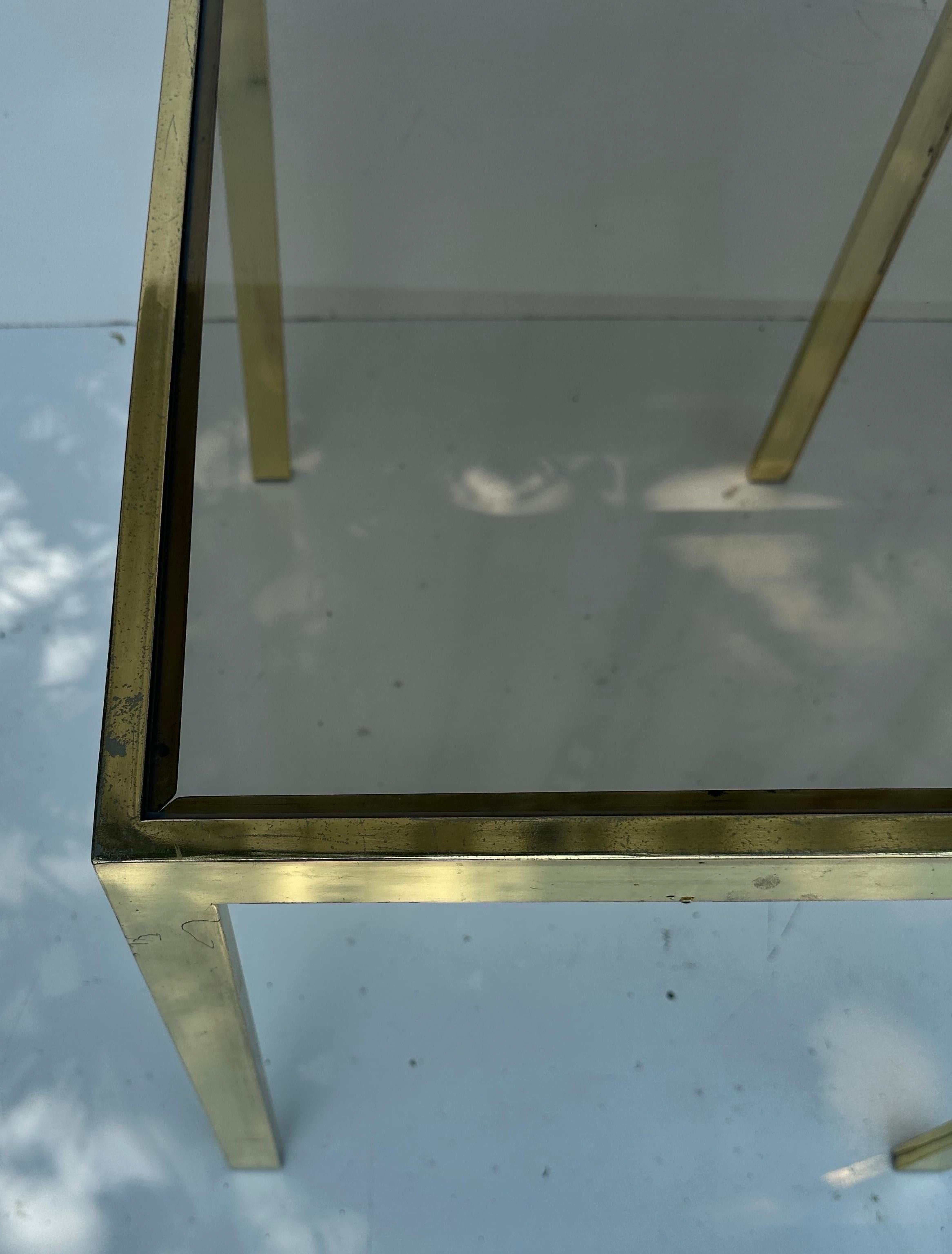 Paire de tables d'appoint en laiton et verre fumé de style Milo Baughman en vente 1