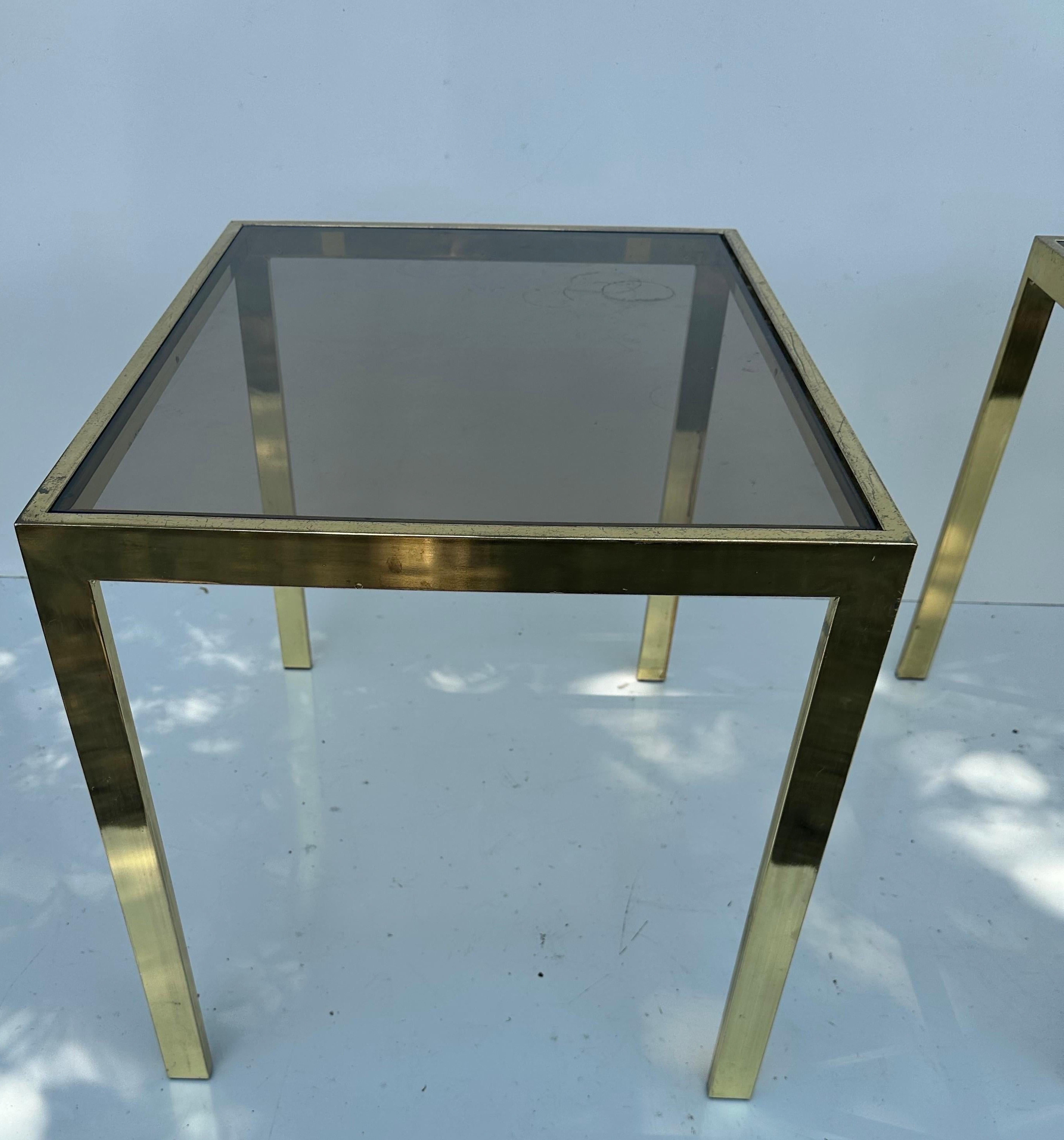 Paire de tables d'appoint en laiton et verre fumé de style Milo Baughman en vente 2