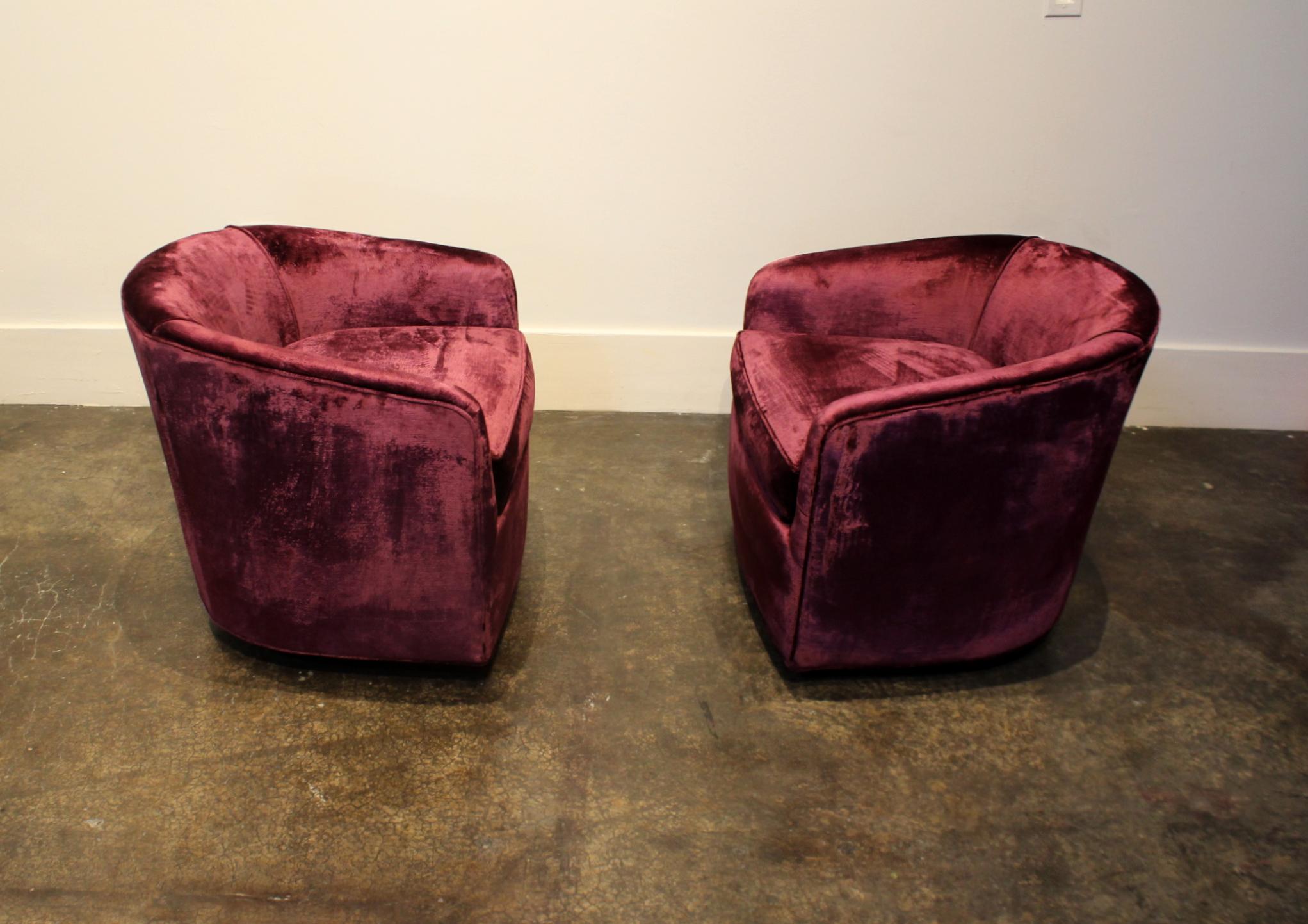 Mid-Century Modern Pair of Milo Baughman Style Swivel Club Chairs