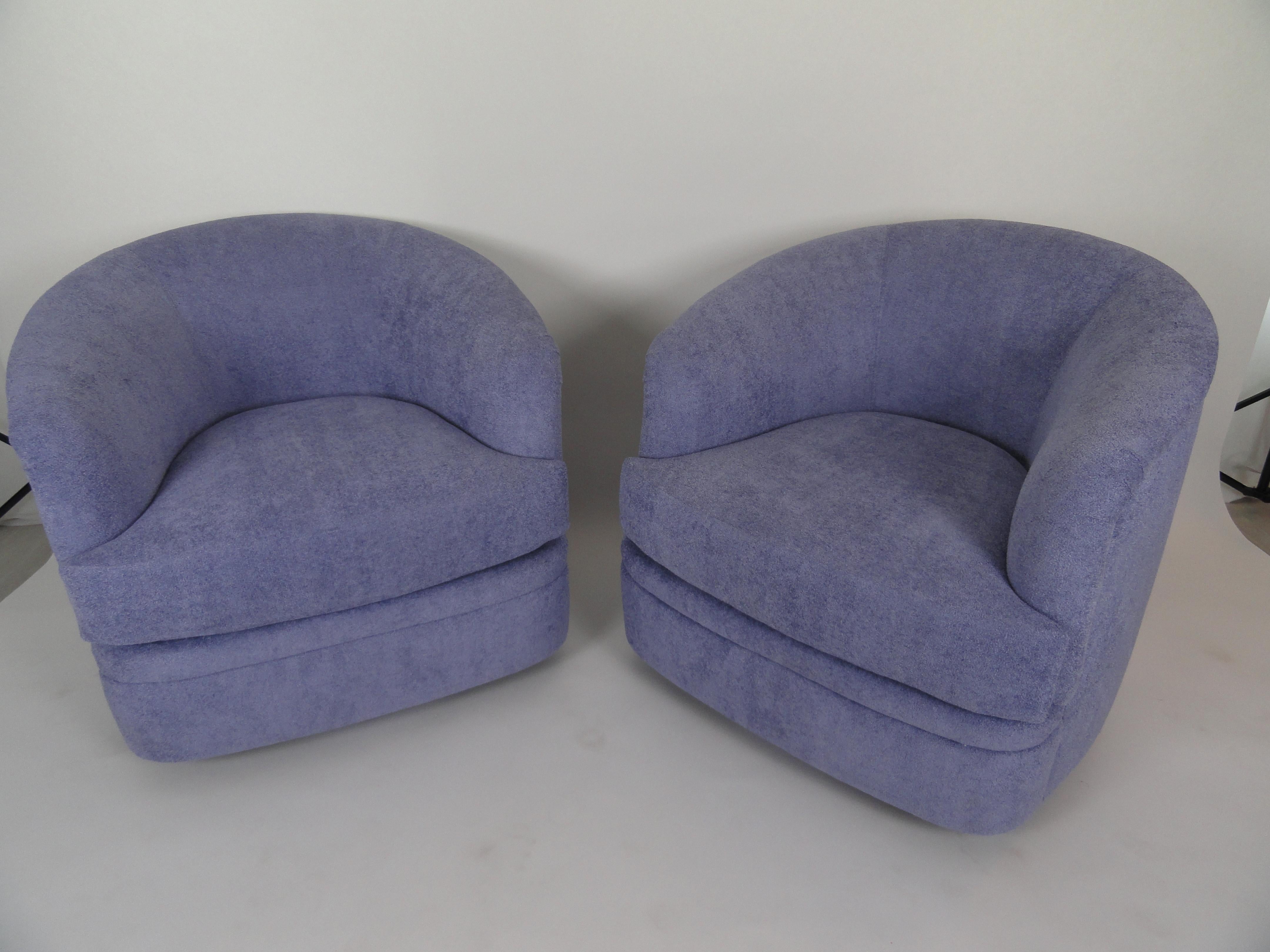 American Pair of Milo Baughman Style Swivel Lounge Chairs For Sale