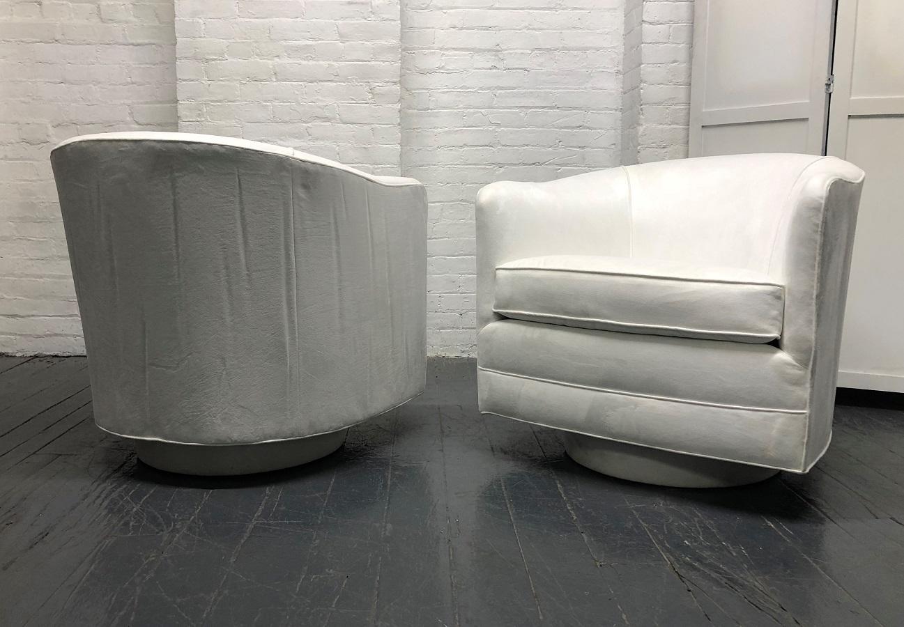 Modern Pair of Milo Baughman Style Swivel Lounge Chairs For Sale