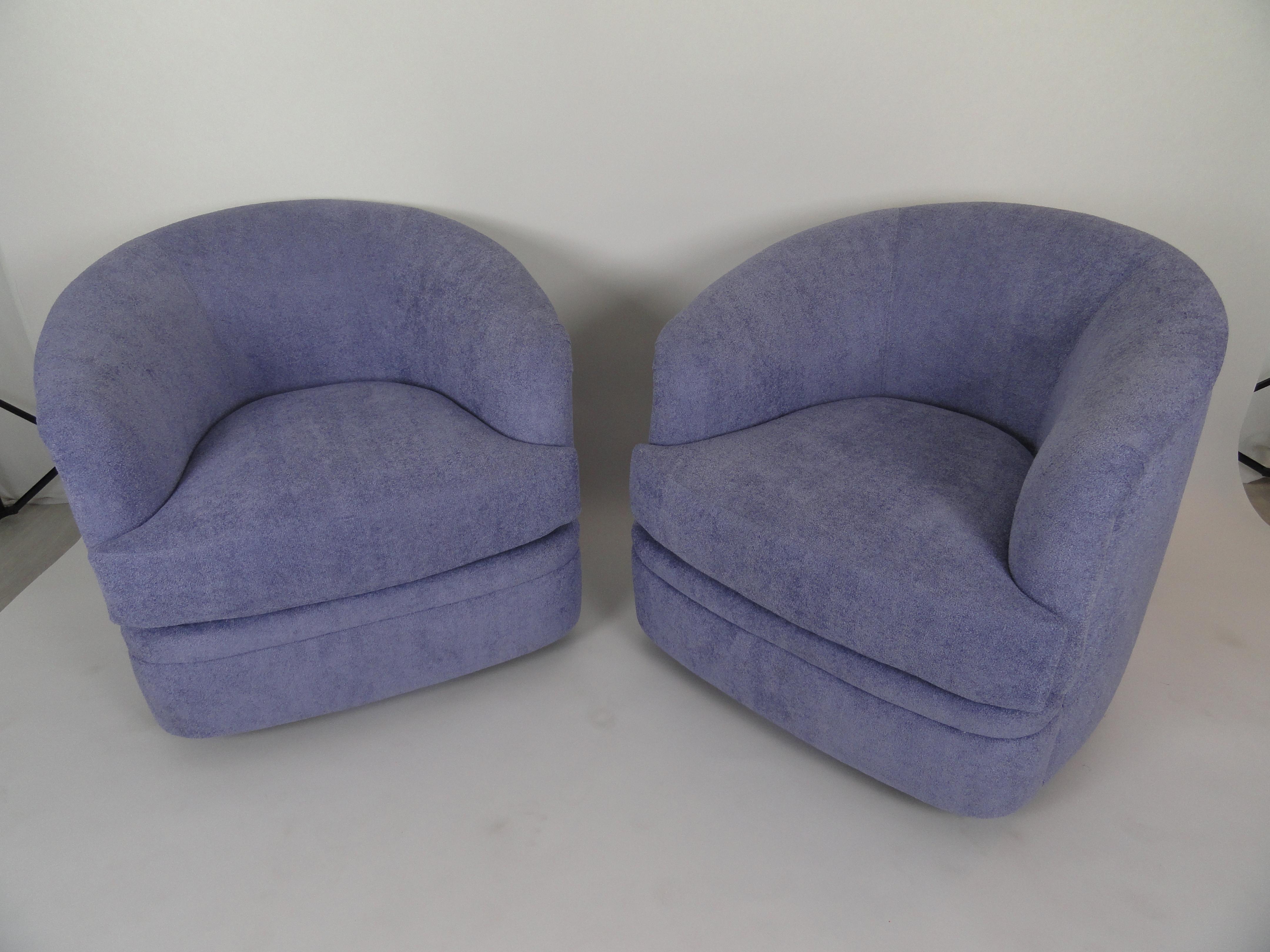 Pair of Milo Baughman Style Swivel Lounge Chairs In Excellent Condition For Sale In West Palm Beach, FL