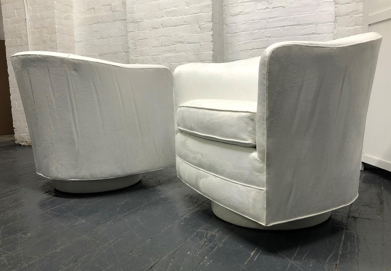 Pair of Milo Baughman Style Swivel Lounge Chairs In Good Condition For Sale In New York, NY