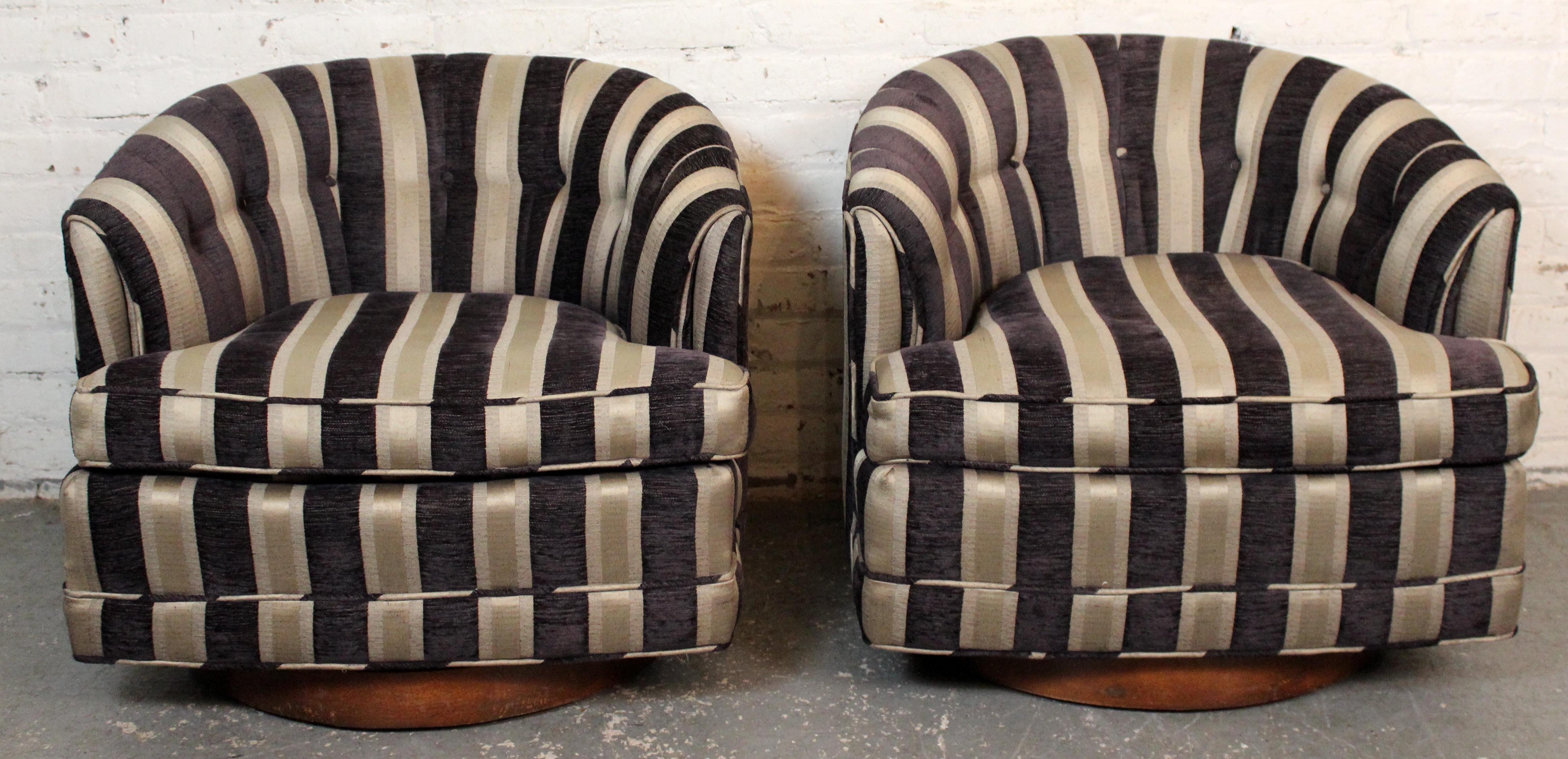 Élégante et sculpturale, cette paire de chaises pivotantes dans le style de Milo Profiles présente des silhouettes de baignoires élégantes avec des profils bas et des bases pivotantes à 360 degrés. Recouverts d'un tissu rayé, ils offrent à la fois