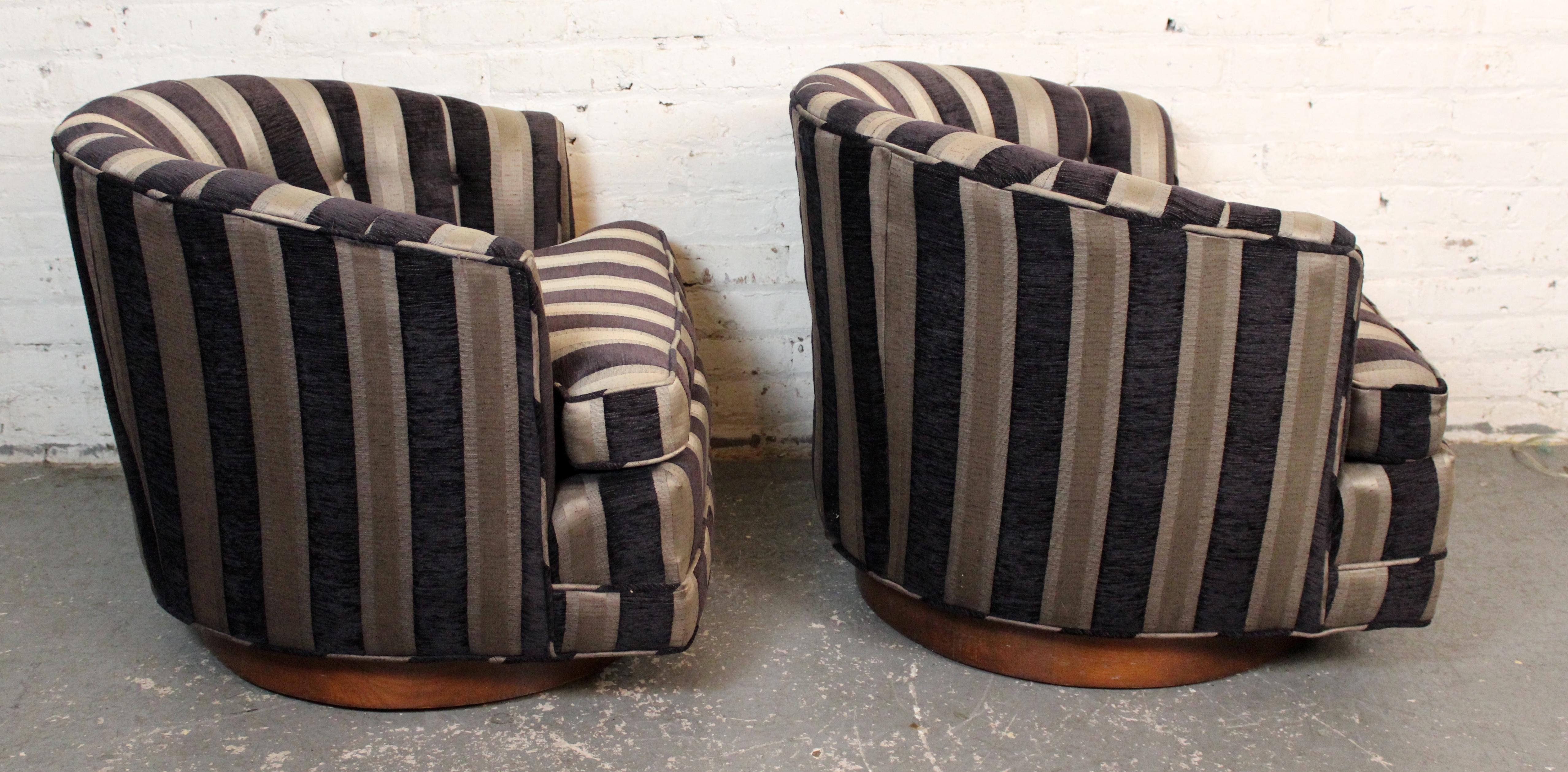 Mid-Century Modern Paire de chaises à baignoire pivotantes de style Milo Baughman en vente
