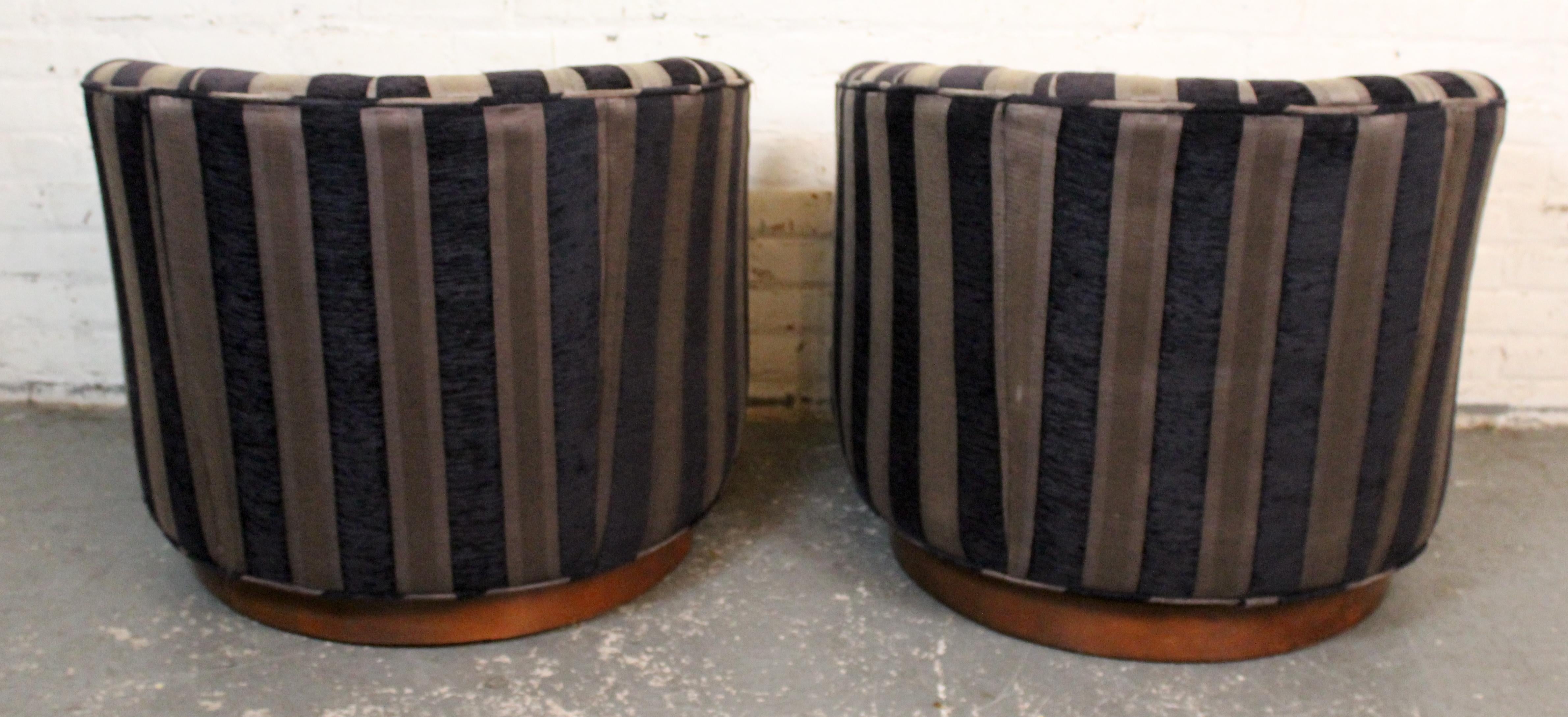 Américain Paire de chaises à baignoire pivotantes de style Milo Baughman en vente