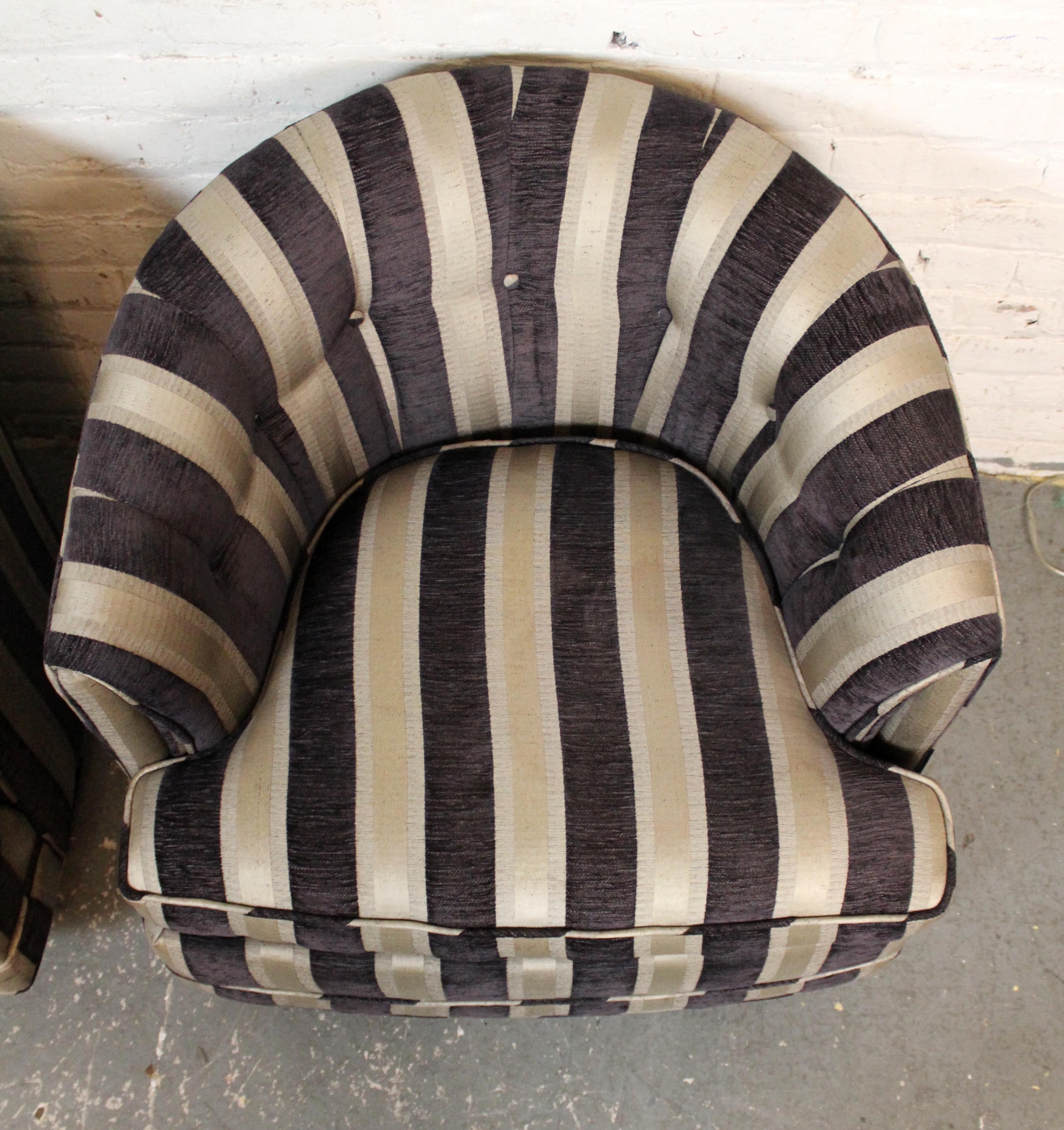 Tissu d'ameublement Paire de chaises à baignoire pivotantes de style Milo Baughman en vente