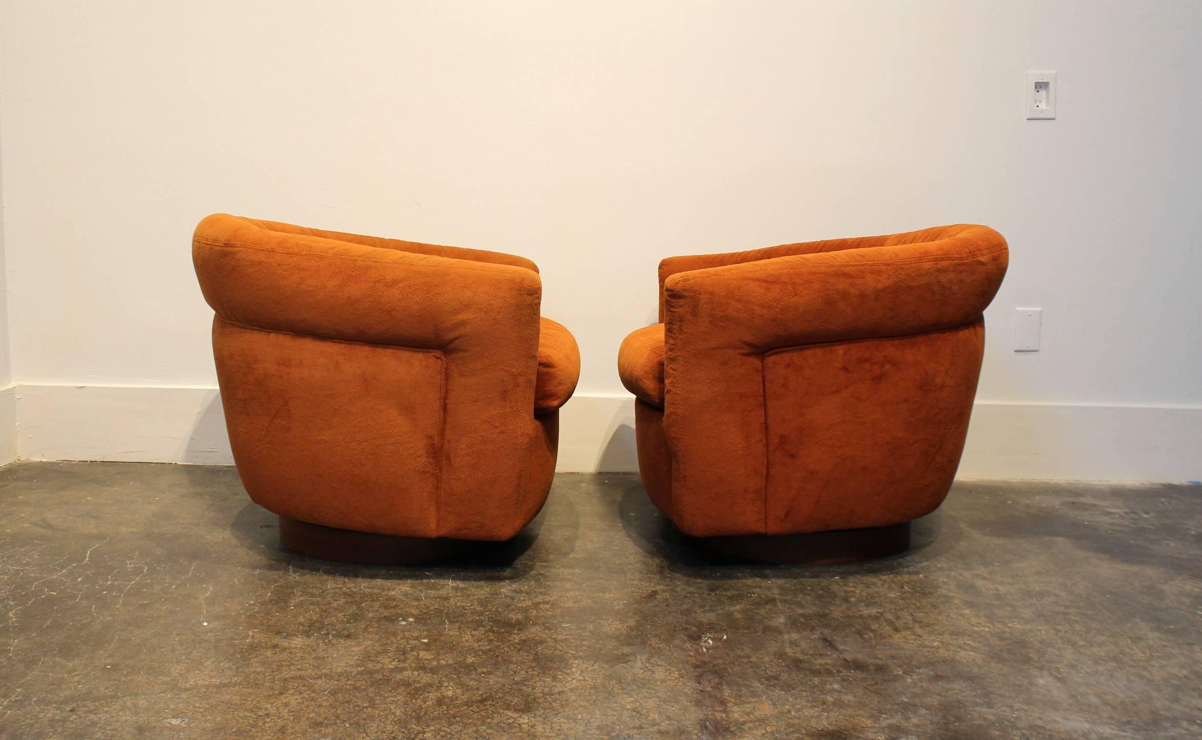 Veneer Pair of Milo Baughman Swivel and Tilt Tub Chairs For Sale