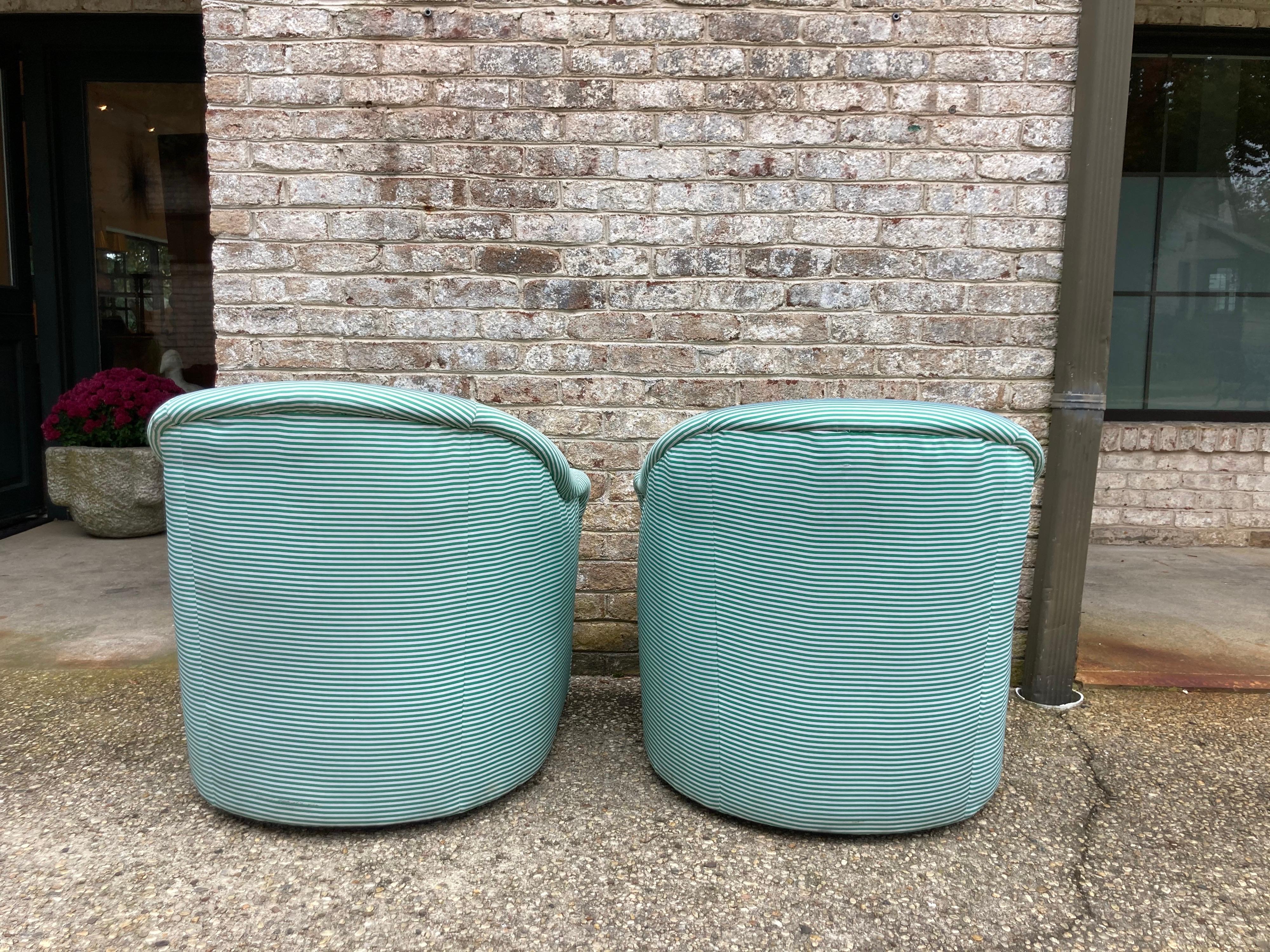 Pair of Swivel Barrel Chairs, In the Style of Milo Baughman In Good Condition In East Hampton, NY