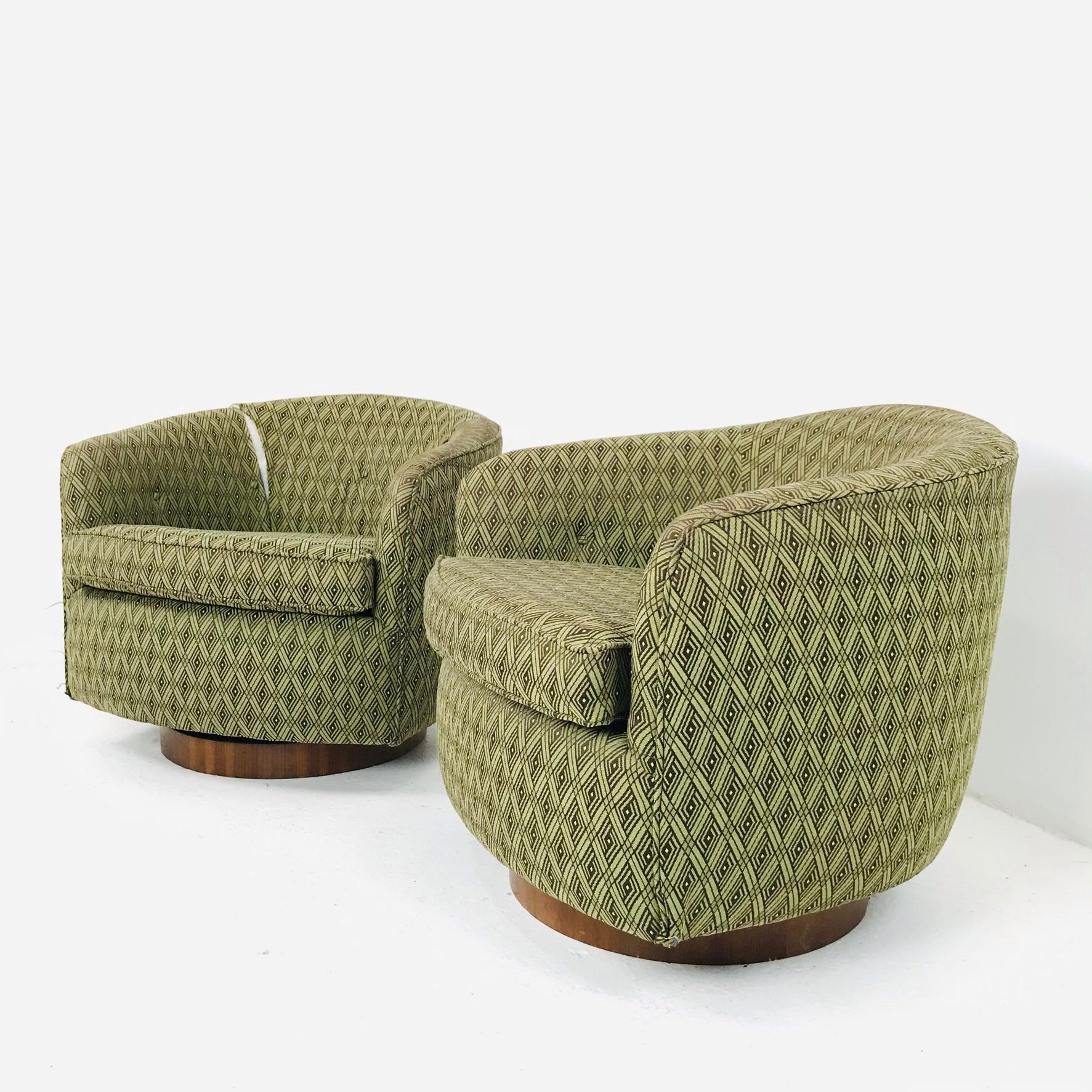 Mid-Century Modern Pair of Milo Baughman Swivel Chairs