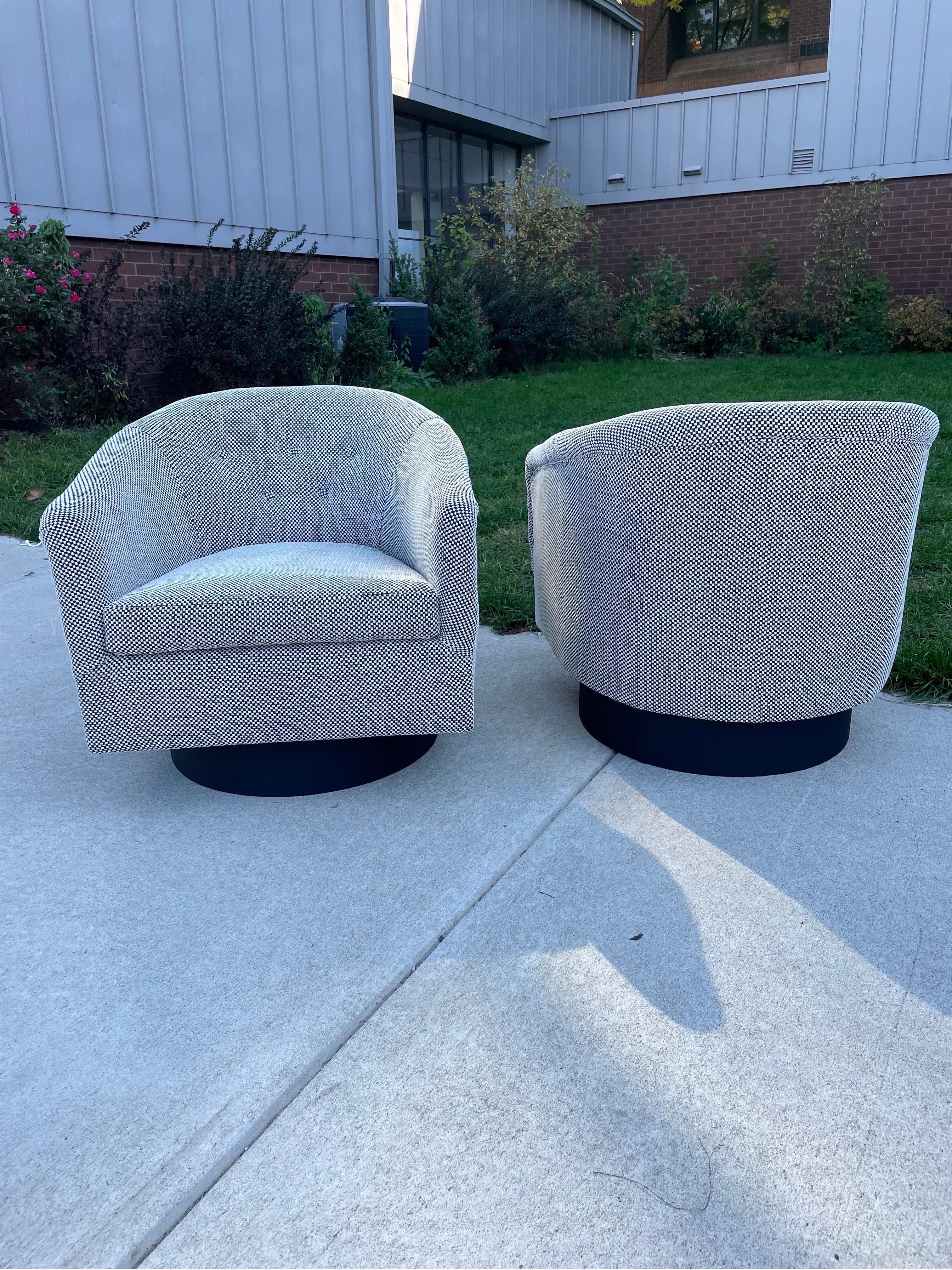 Pair of Milo Baughman Swivel Chairs In Good Condition In Philadelphia, PA