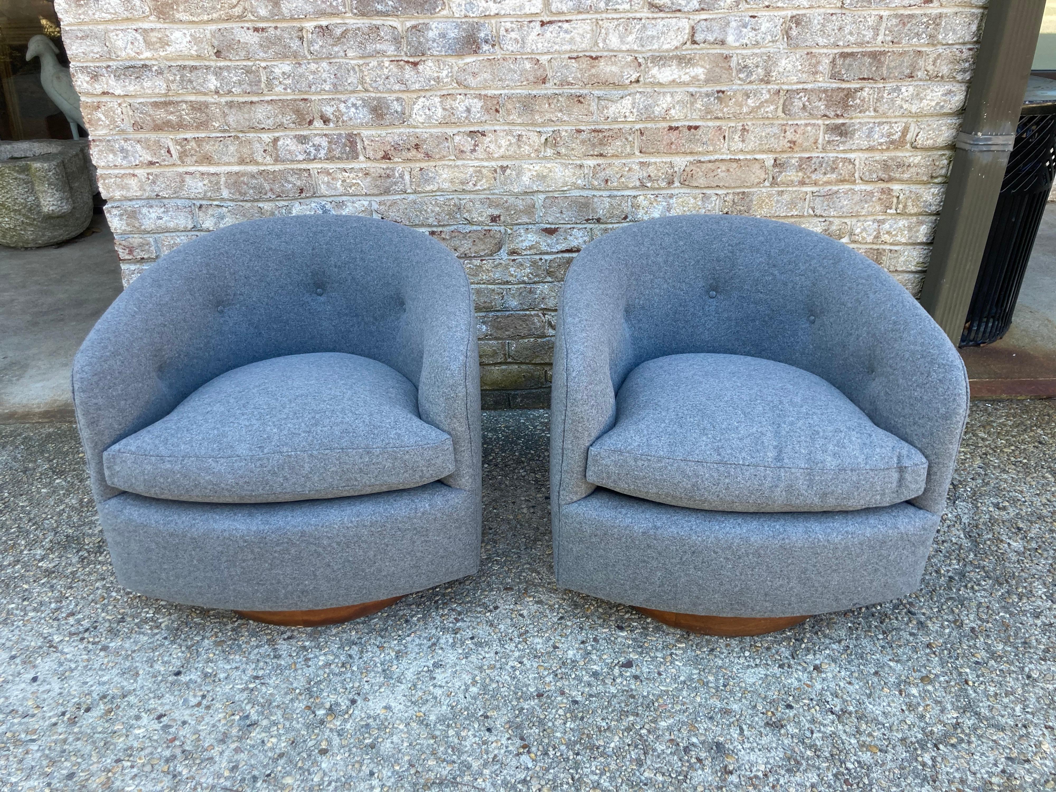 Pair of Milo Baughman Swivel Chairs 3