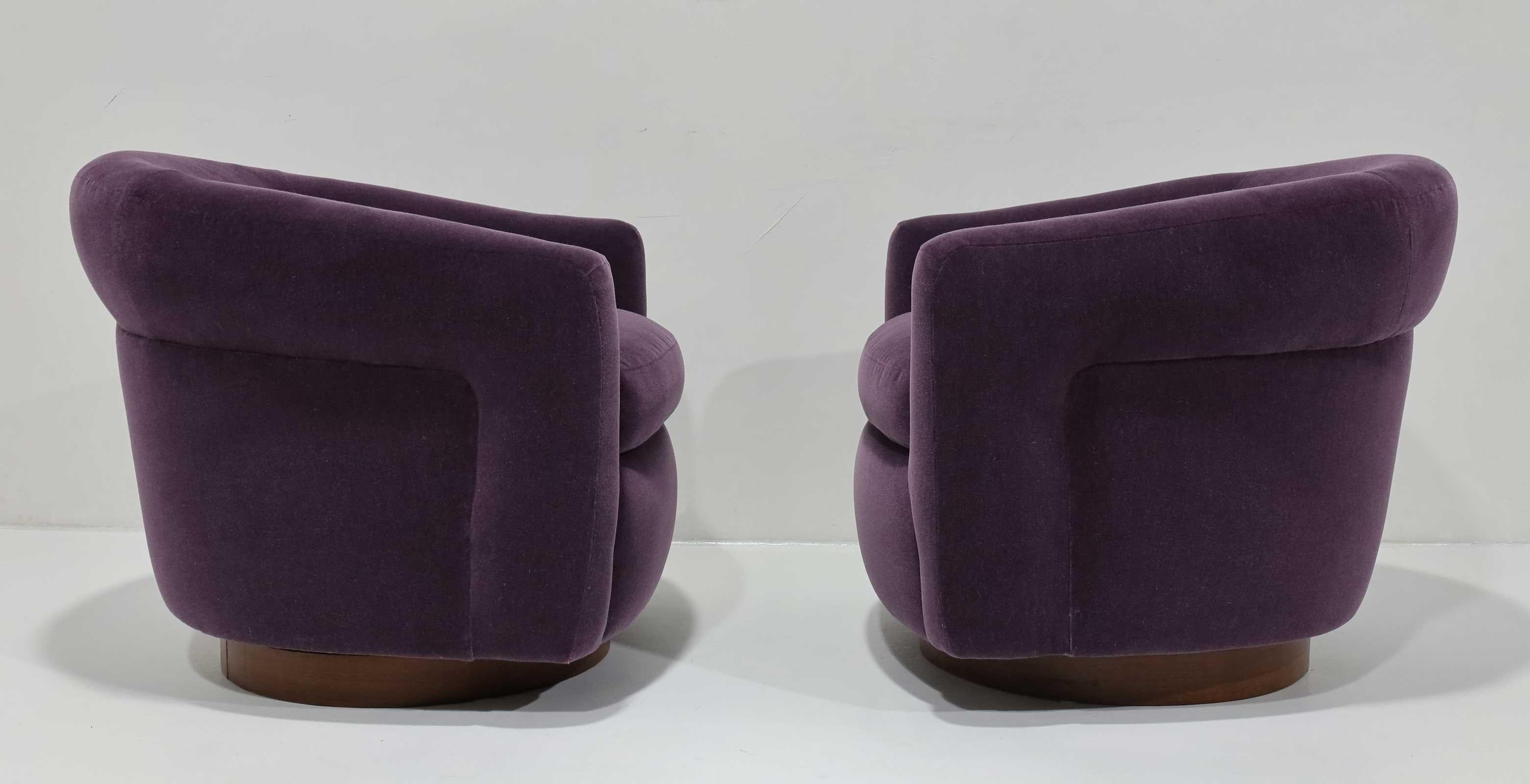 Mid-Century Modern Pair of Milo Baughman Swivel Chairs in Maharam Mohair